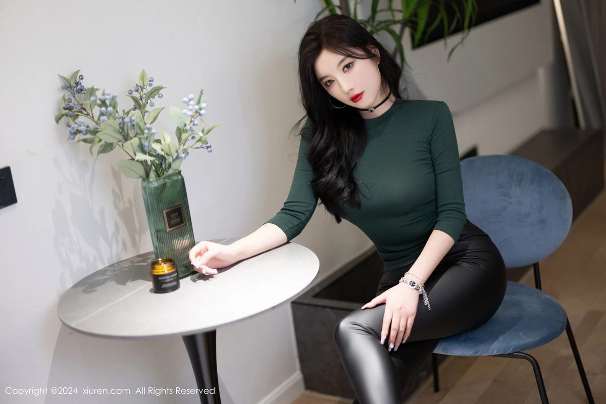 [[XiuRen秀人网]秀人网]No.8707_女神杨晨晨墨绿色上衣配黑皮长裤露性感内衣配超薄肉丝诱惑写真90P