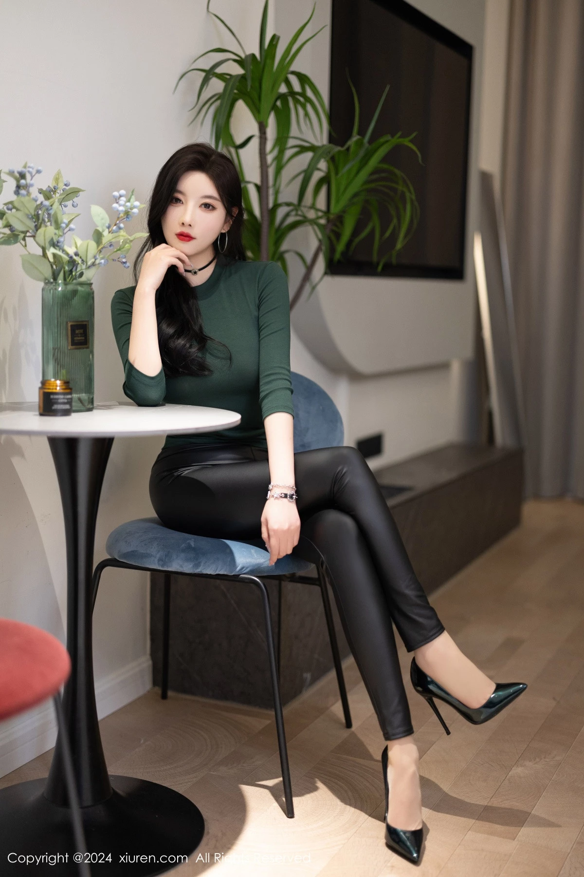 [[XiuRen秀人网]秀人网]No.8707_女神杨晨晨墨绿色上衣配黑皮长裤露性感内衣配超薄肉丝诱惑写真90P
