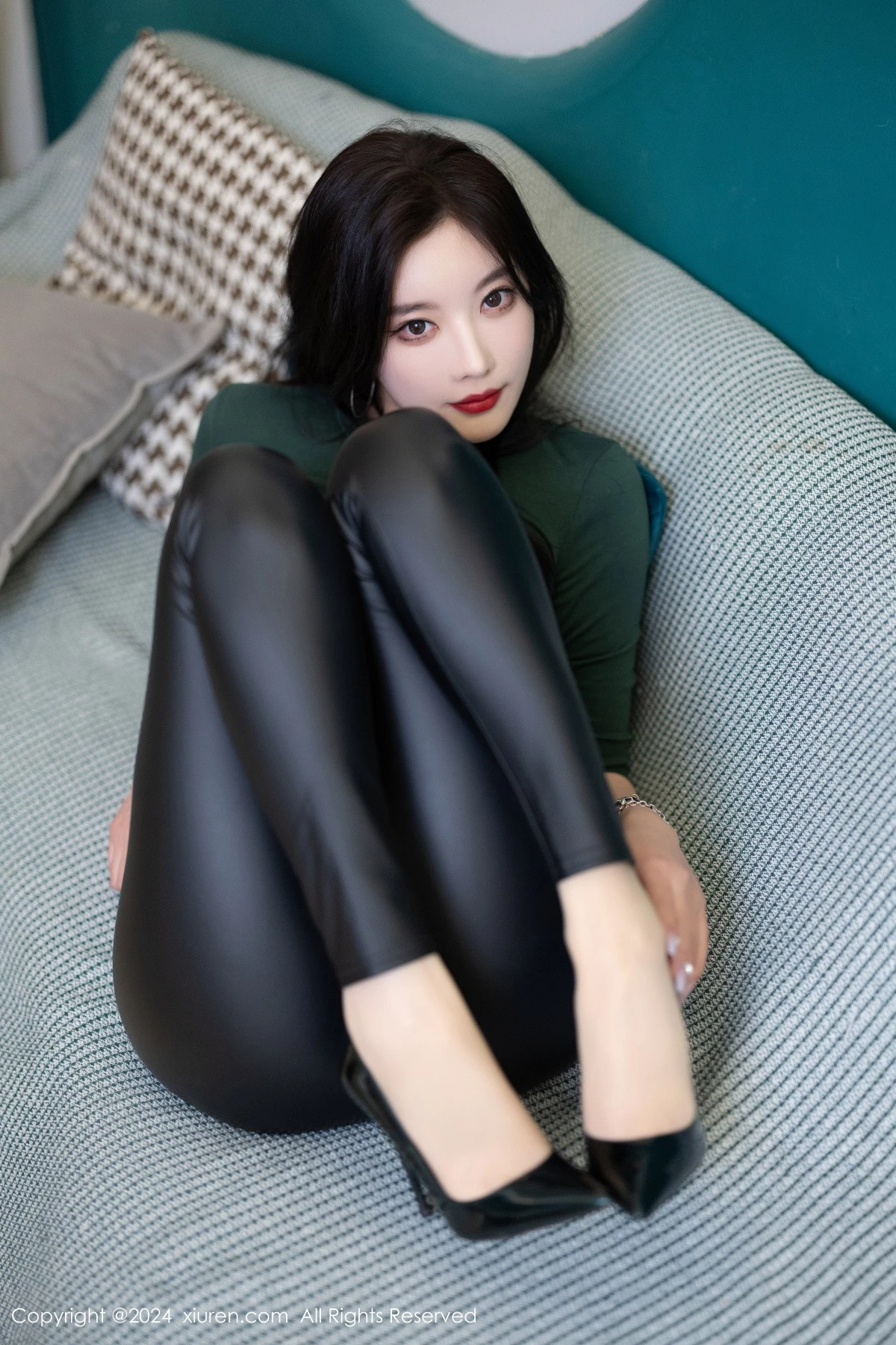 [[XiuRen秀人网]秀人网]No.8707_女神杨晨晨墨绿色上衣配黑皮长裤露性感内衣配超薄肉丝诱惑写真90P