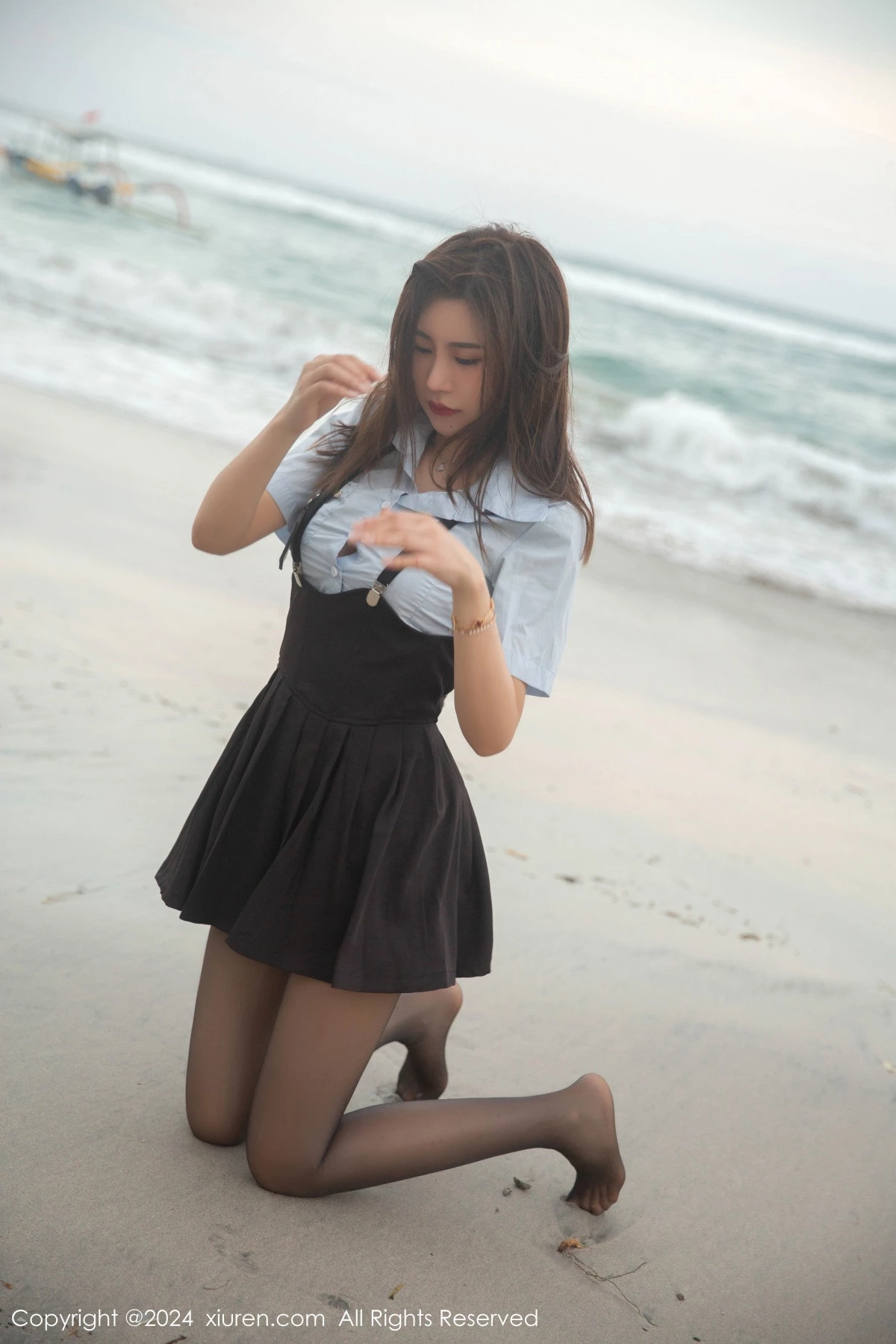 [[XiuRen秀人网]秀人网]No.8752_女神绮里嘉ula性感淡蓝T配背带裙露超薄黑丝秀曼妙身姿诱惑写真80P