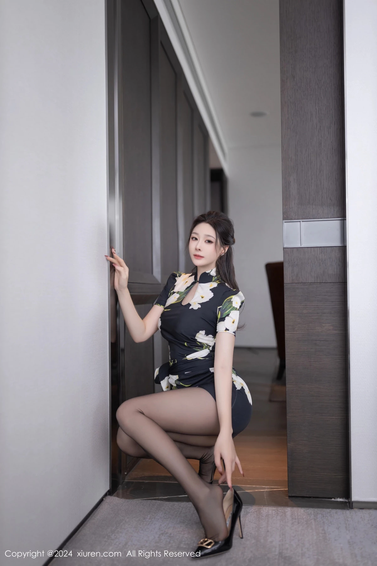 [[XiuRen秀人网]秀人网]No.8768_模特小逗逗性感花色图案连衣短裙配超薄黑丝秀曼妙身姿诱惑写真80P