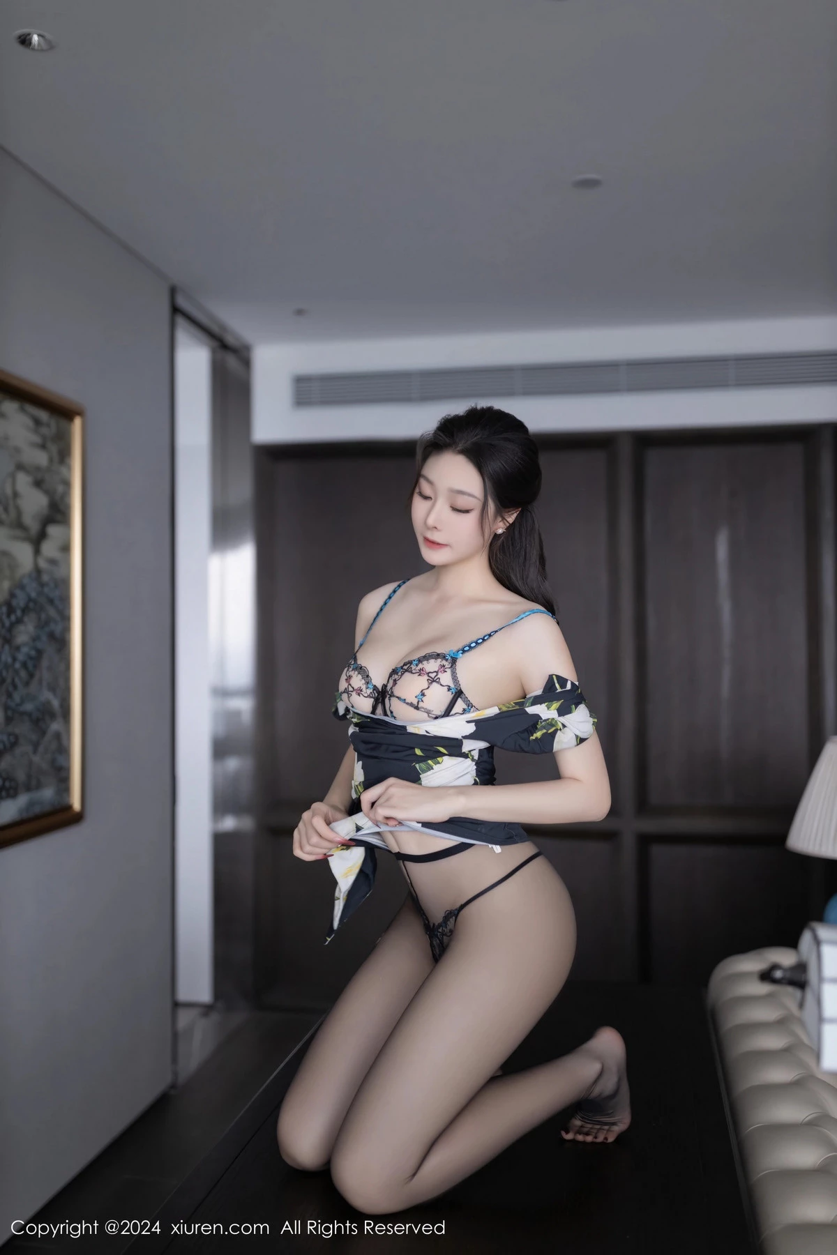 [[XiuRen秀人网]秀人网]No.8768_模特小逗逗性感花色图案连衣短裙配超薄黑丝秀曼妙身姿诱惑写真80P