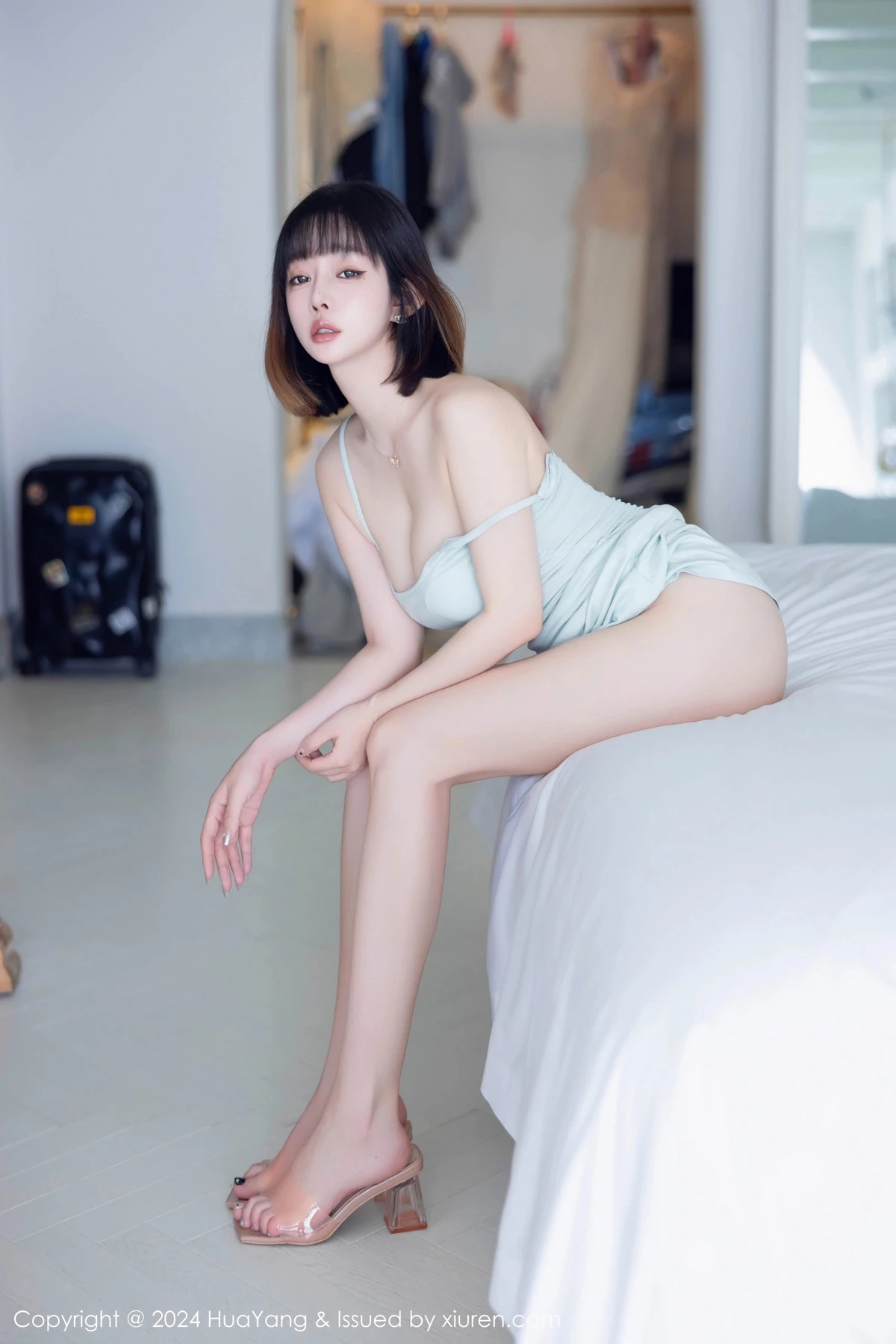 [HuaYang花漾]Vol.586_女神王雨纯性感淡绿色露肩连衣长裙半脱秀丰腴身姿撩人诱惑写真94P