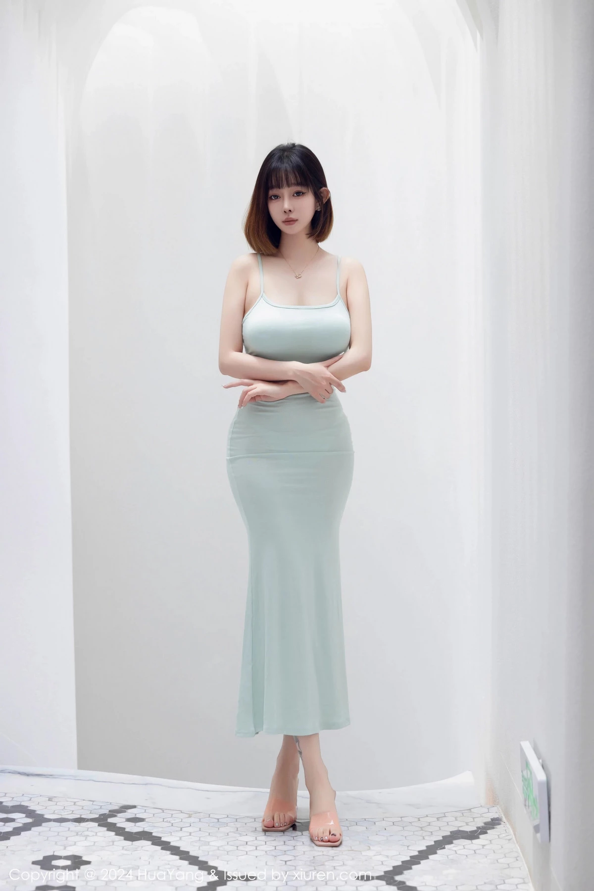 [HuaYang花漾]Vol.586_女神王雨纯性感淡绿色露肩连衣长裙半脱秀丰腴身姿撩人诱惑写真94P