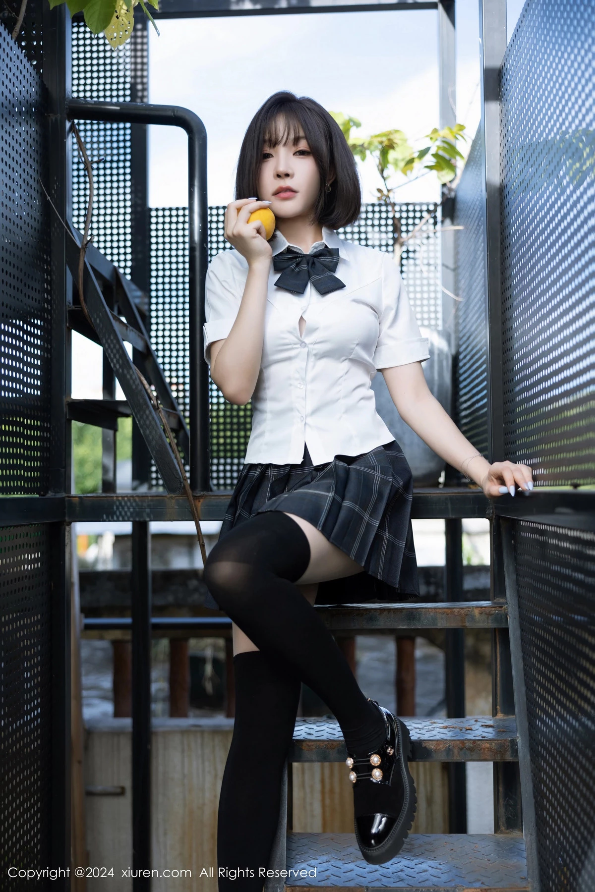 [[XiuRen秀人网]秀人网]No.8785_女神徐莉芝Booty性感学生制服短裙配黑丝袜秀曼妙身姿诱惑写真100P