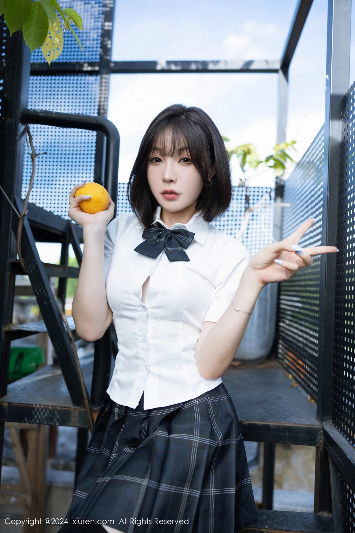 [[XiuRen秀人网]秀人网]No.8785_女神徐莉芝Booty性感学生制服短裙配黑丝袜秀曼妙身姿诱惑写真100P