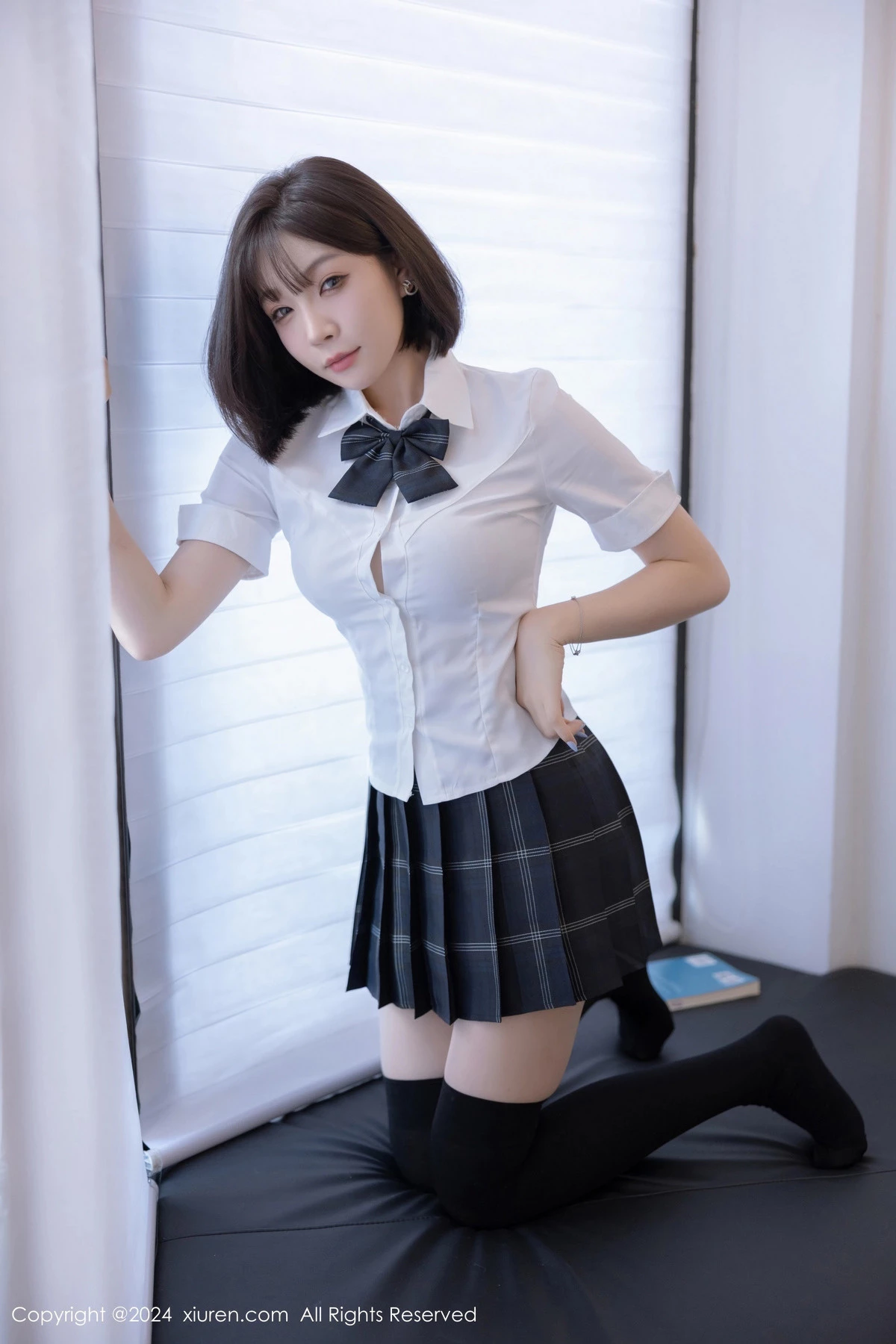 [[XiuRen秀人网]秀人网]No.8785_女神徐莉芝Booty性感学生制服短裙配黑丝袜秀曼妙身姿诱惑写真100P