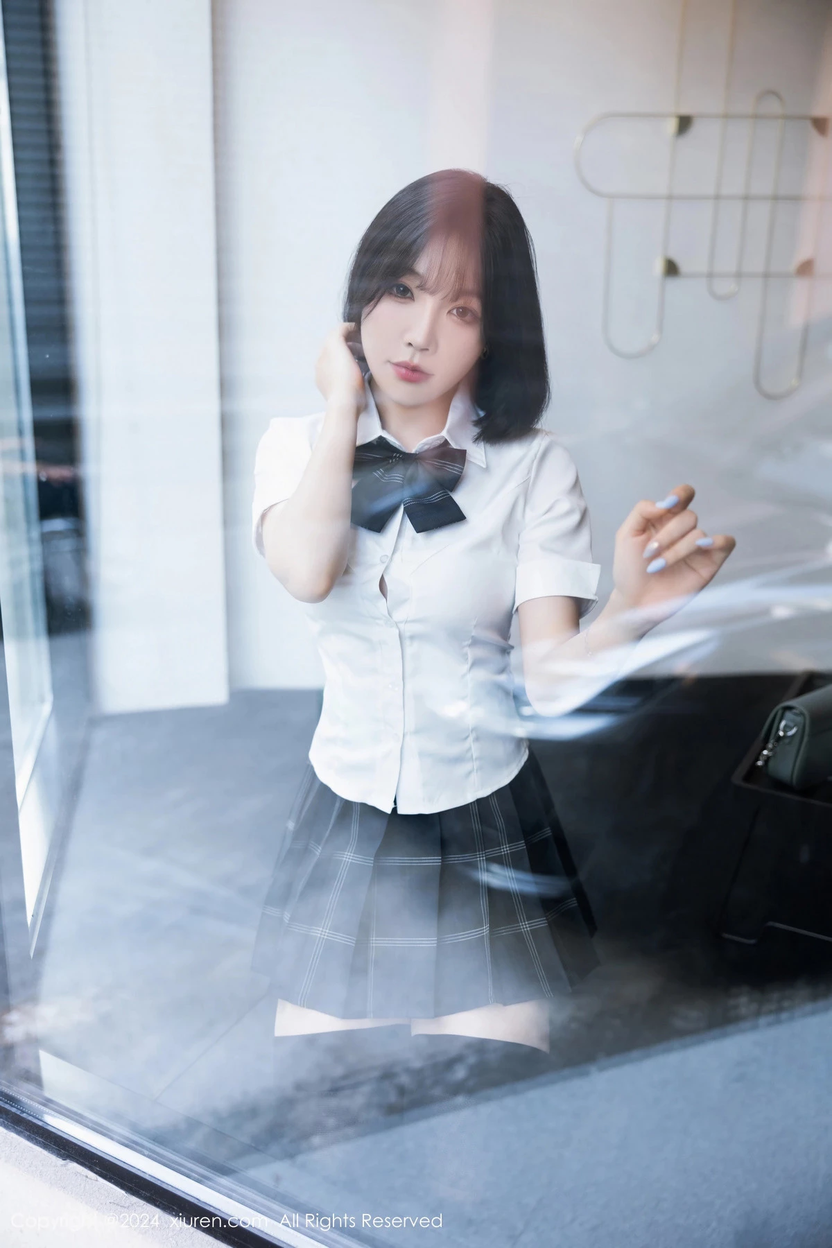 [[XiuRen秀人网]秀人网]No.8785_女神徐莉芝Booty性感学生制服短裙配黑丝袜秀曼妙身姿诱惑写真100P
