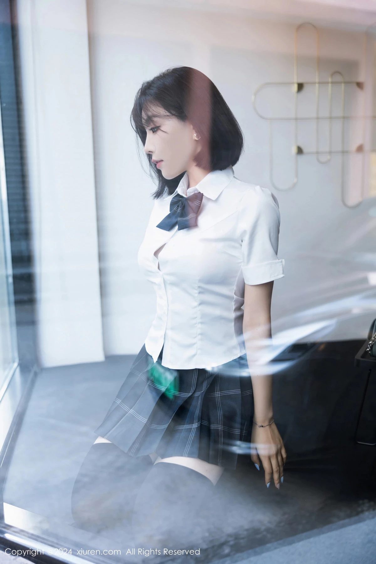 [[XiuRen秀人网]秀人网]No.8785_女神徐莉芝Booty性感学生制服短裙配黑丝袜秀曼妙身姿诱惑写真100P