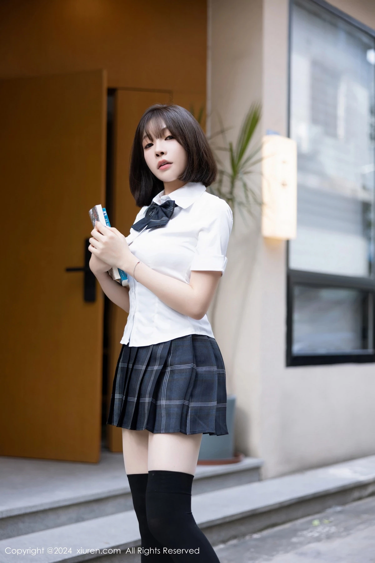[[XiuRen秀人网]秀人网]No.8785_女神徐莉芝Booty性感学生制服短裙配黑丝袜秀曼妙身姿诱惑写真100P