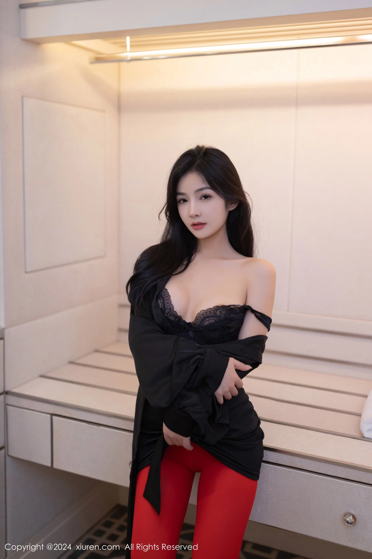 [[XiuRen秀人网]秀人网]No.8801_模特谭小灵性感黑色连衣短裙配红色丝袜秀惹火身材撩人诱惑写真80P
