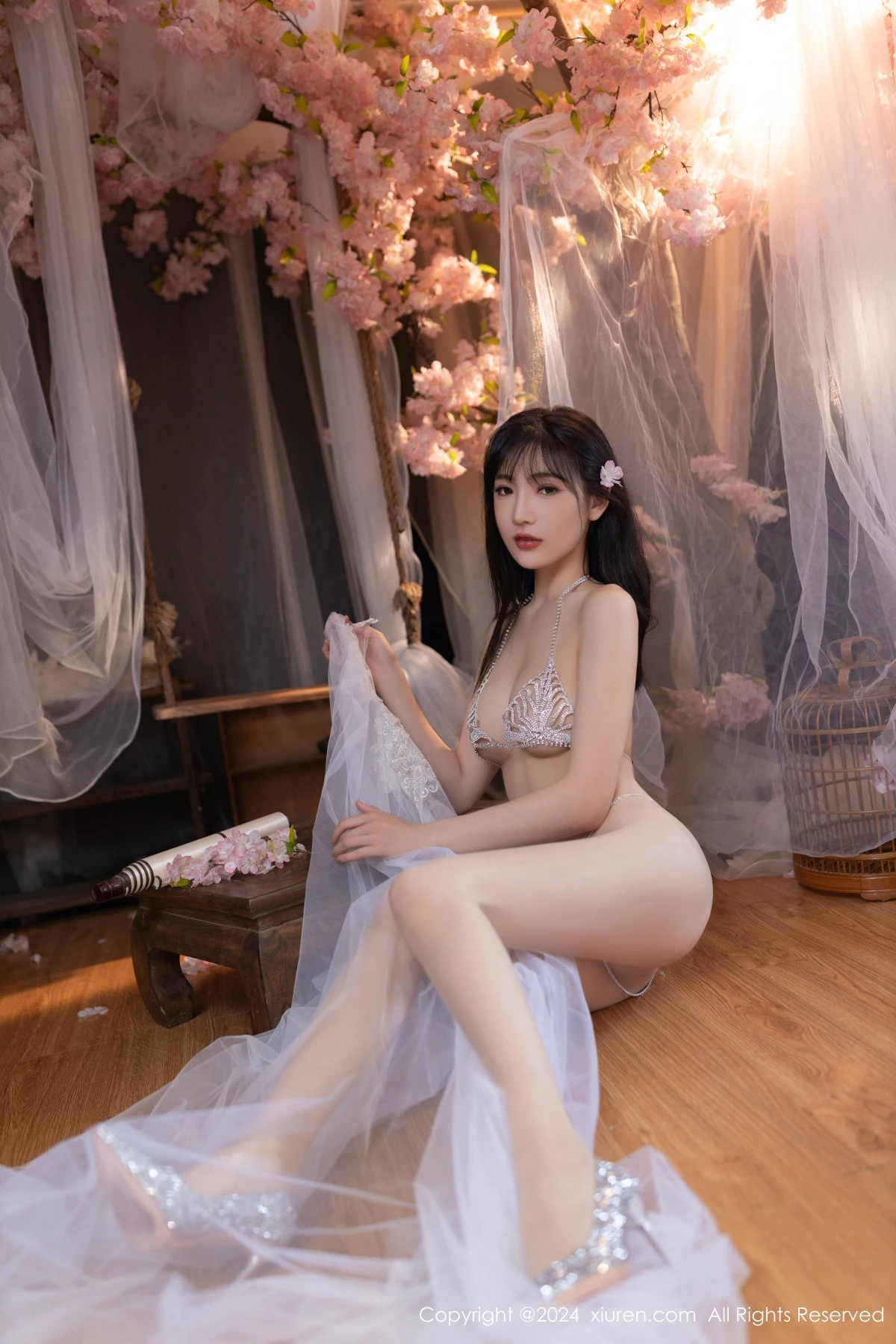 [[XiuRen秀人网]秀人网]No.8807_模特陆萱萱性感白色轻透网纱配白色珍珠内衣秀惹火身材诱惑写真80P