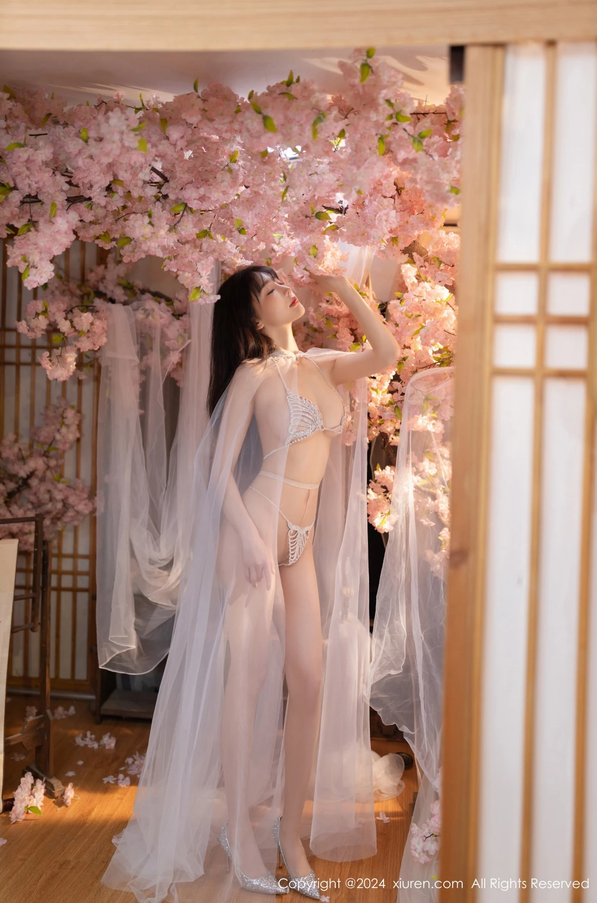 [[XiuRen秀人网]秀人网]No.8807_模特陆萱萱性感白色轻透网纱配白色珍珠内衣秀惹火身材诱惑写真80P