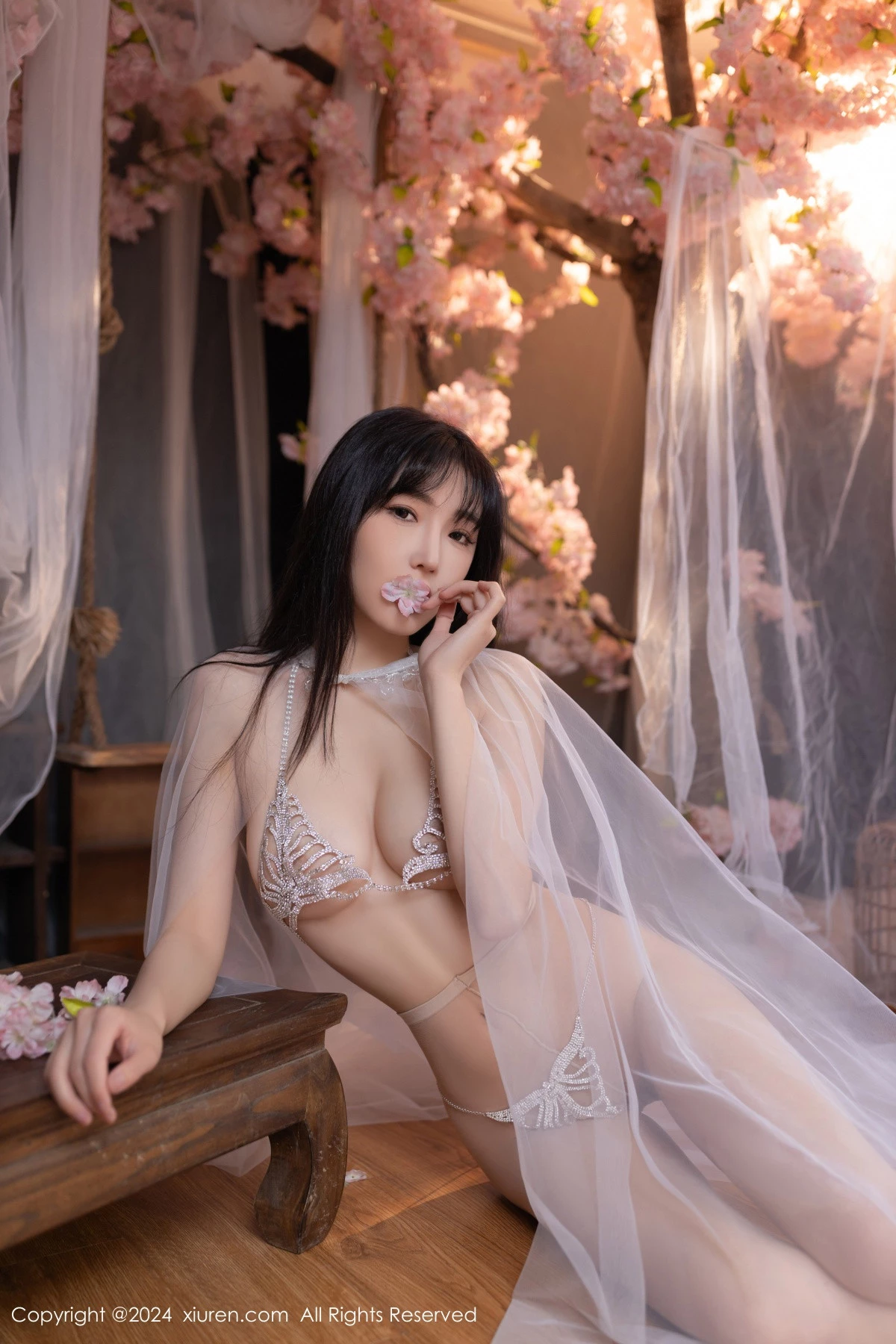 [[XiuRen秀人网]秀人网]No.8807_模特陆萱萱性感白色轻透网纱配白色珍珠内衣秀惹火身材诱惑写真80P