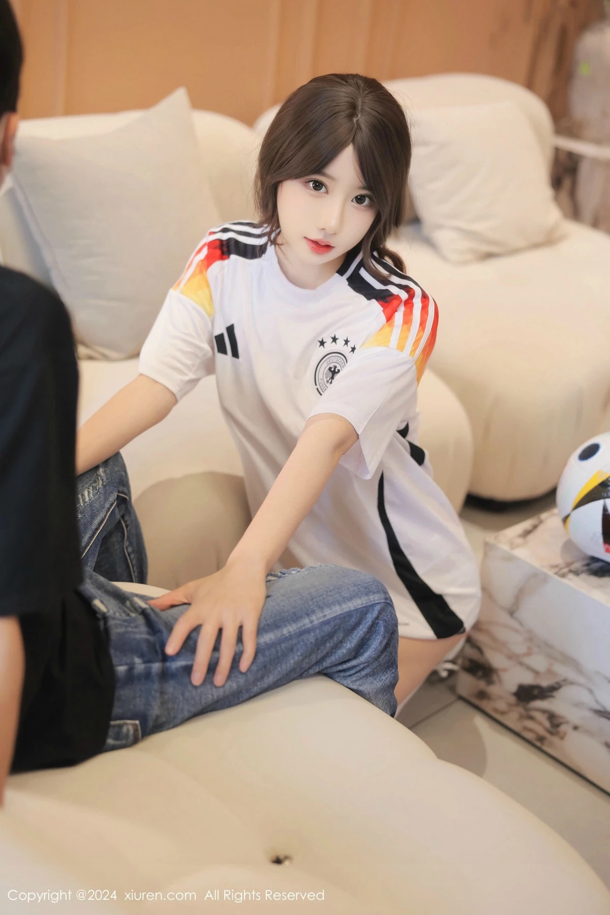 [[XiuRen秀人网]秀人网]No.8812_模特桃妖夭欧洲杯主题白色球服配白丝袜秀曼妙身姿撩人诱惑写真90P