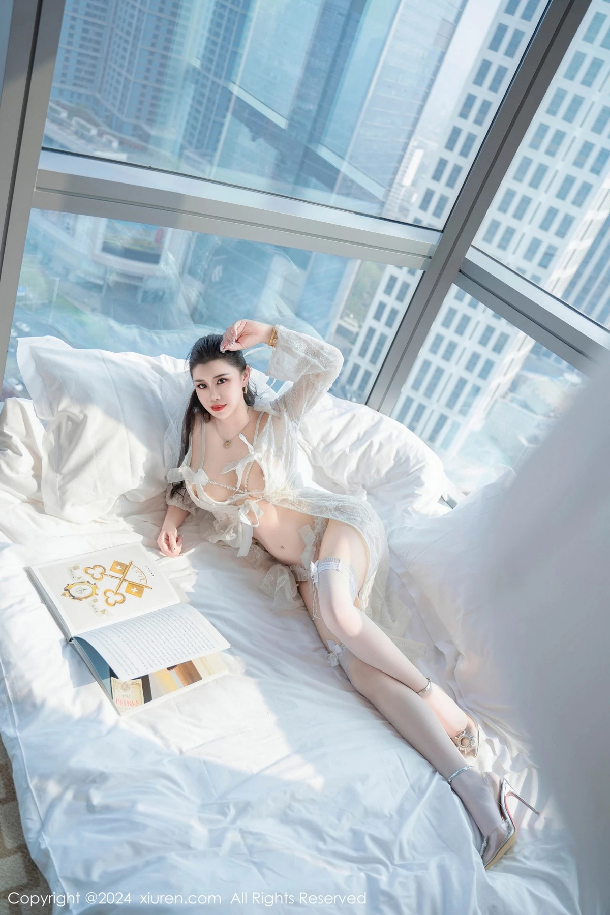 [[XiuRen秀人网]秀人网]No.8837_模特王婉悠Queen白色蕾丝珍珠睡衣配白丝袜秀丰满身材诱惑写真82P