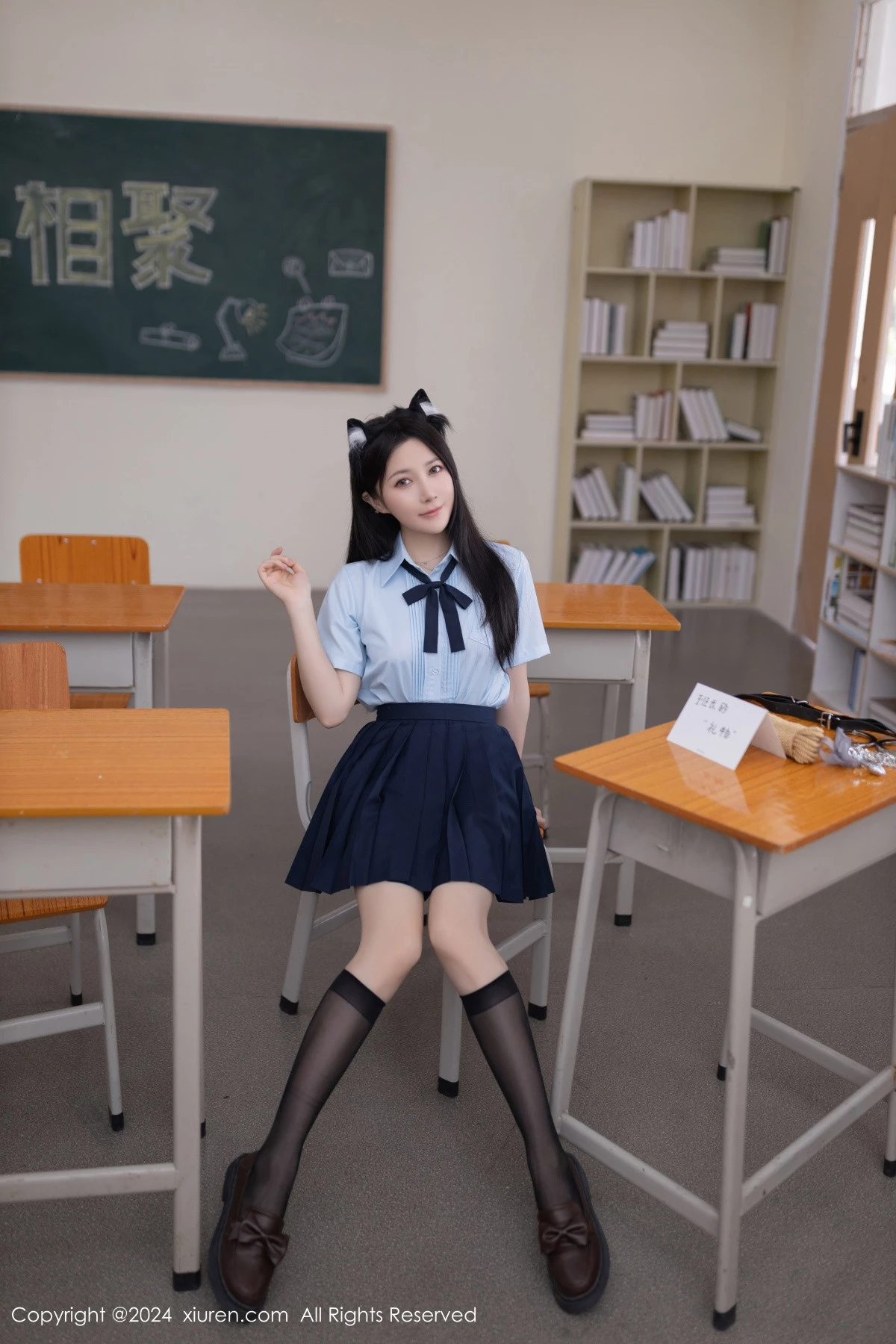 [[XiuRen秀人网]秀人网]No.8854_模特鱼子酱Fish教室场景性感学生制服配黑丝袜秀曼妙身姿诱惑写真80P