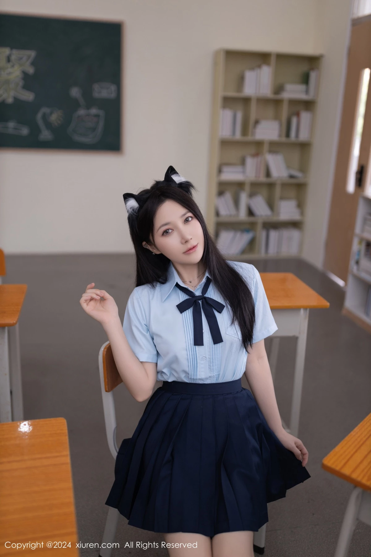 [[XiuRen秀人网]秀人网]No.8854_模特鱼子酱Fish教室场景性感学生制服配黑丝袜秀曼妙身姿诱惑写真80P