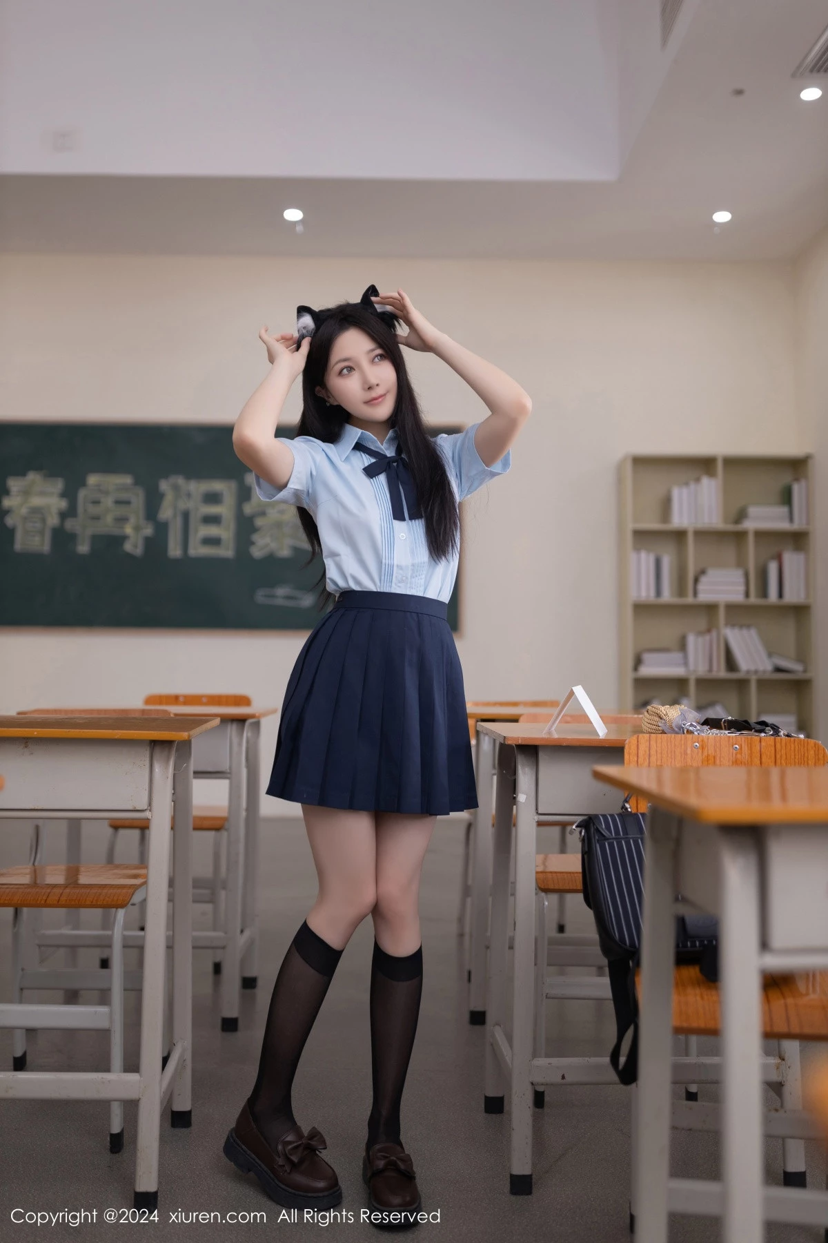 [[XiuRen秀人网]秀人网]No.8854_模特鱼子酱Fish教室场景性感学生制服配黑丝袜秀曼妙身姿诱惑写真80P