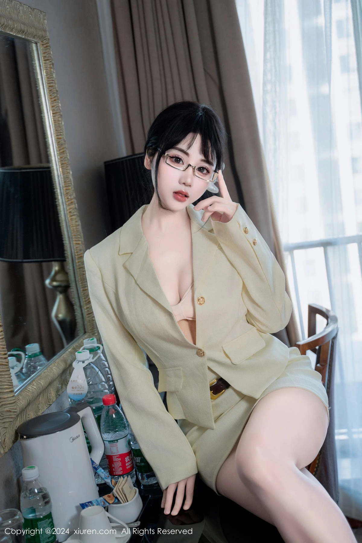 [[XiuRen秀人网]秀人网]No.8717_模特汐汐爱吃草莓性感OL白色职业装半脱秀惹火身材极致诱惑写真86P