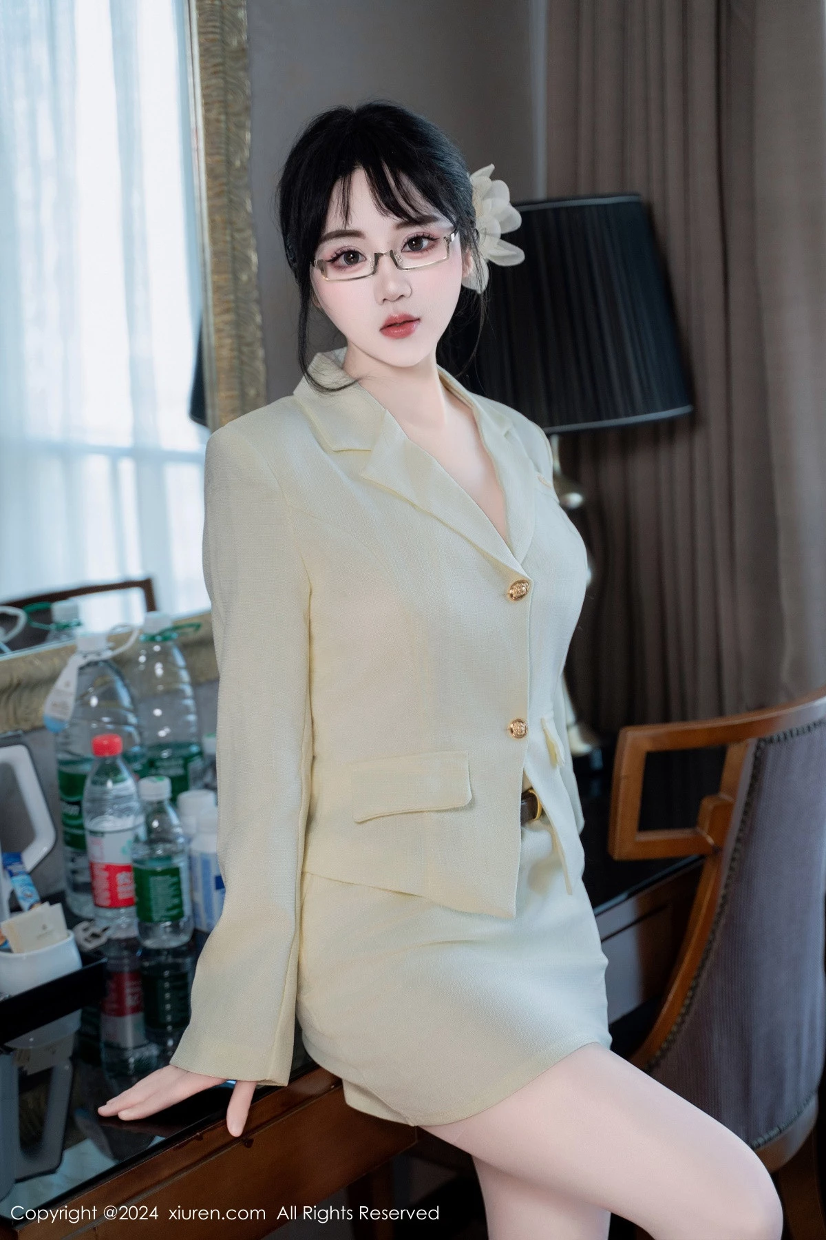 [[XiuRen秀人网]秀人网]No.8717_模特汐汐爱吃草莓性感OL白色职业装半脱秀惹火身材极致诱惑写真86P