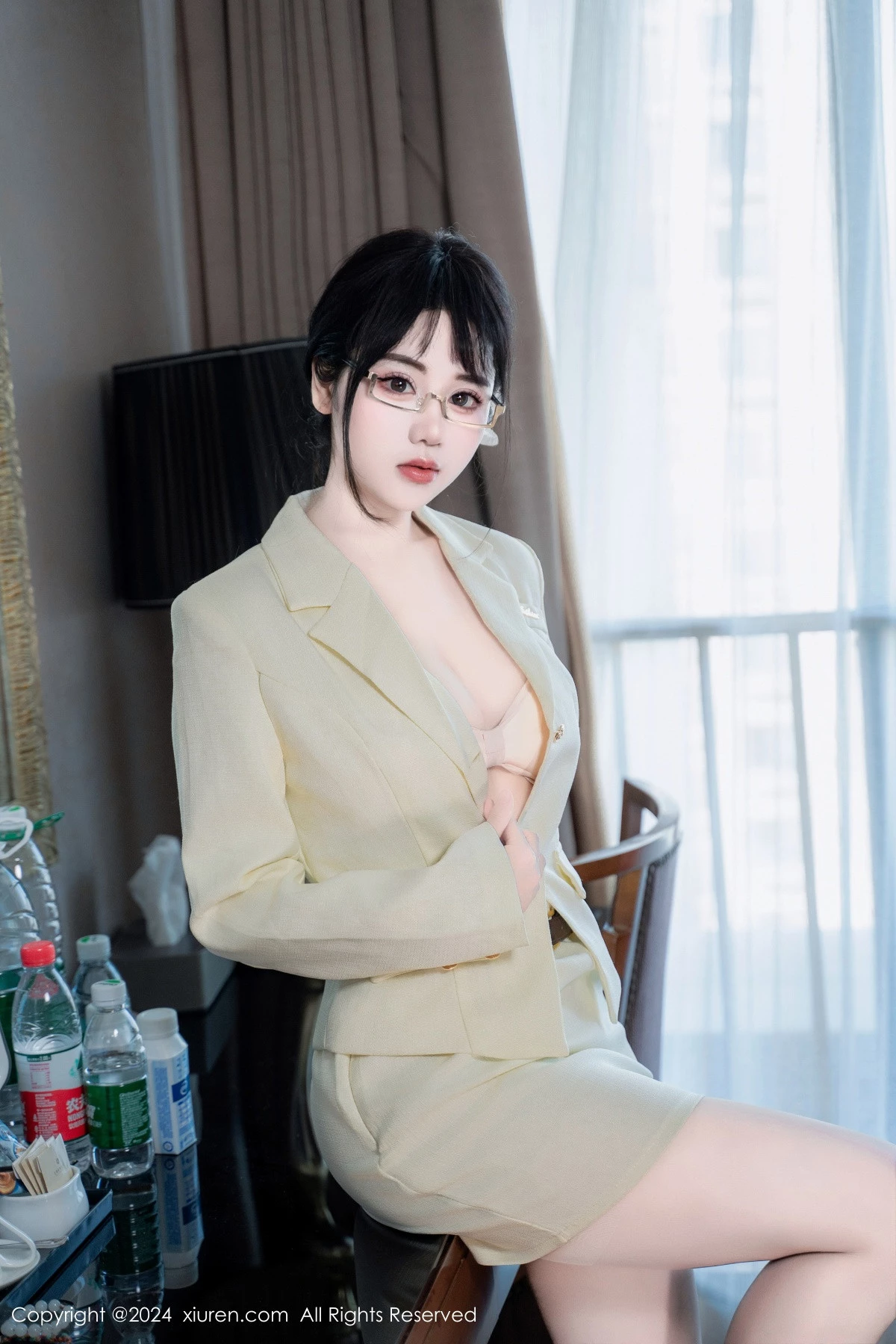 [[XiuRen秀人网]秀人网]No.8717_模特汐汐爱吃草莓性感OL白色职业装半脱秀惹火身材极致诱惑写真86P