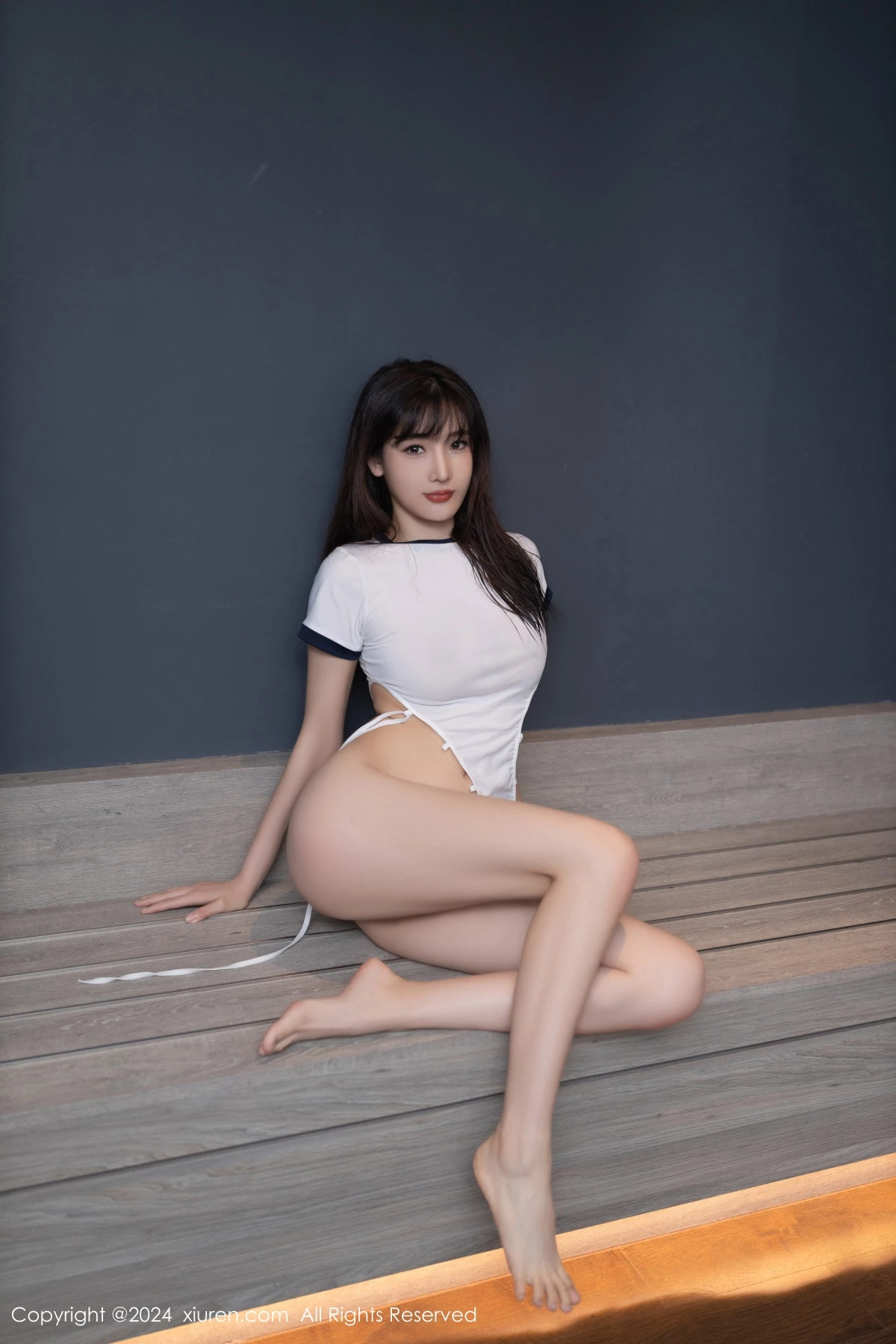 [[XiuRen秀人网]秀人网]No.8734_模特陆萱萱海边场景性感白色连体衣配白丝袜秀完美身材诱惑写真80P