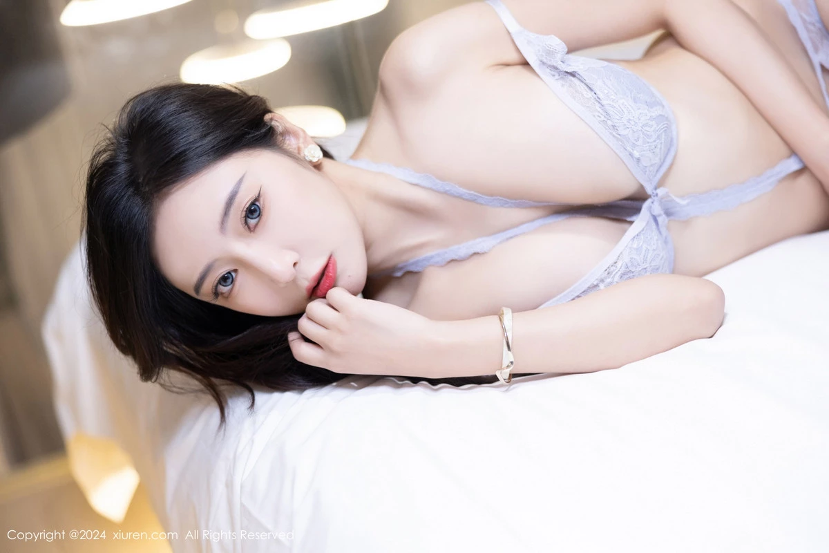 [[XiuRen秀人网]秀人网]No.8741_女神王馨瑶yanni浅色上衣配短裙露闪亮肉丝秀丰满身姿诱惑写真80P