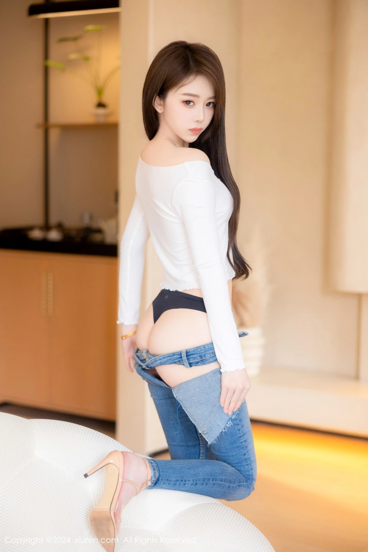 [[XiuRen秀人网]秀人网]No.8740_模特奶瓶私房性感白色T恤配蓝色牛仔裤半脱秀曼妙身姿迷人写真82P