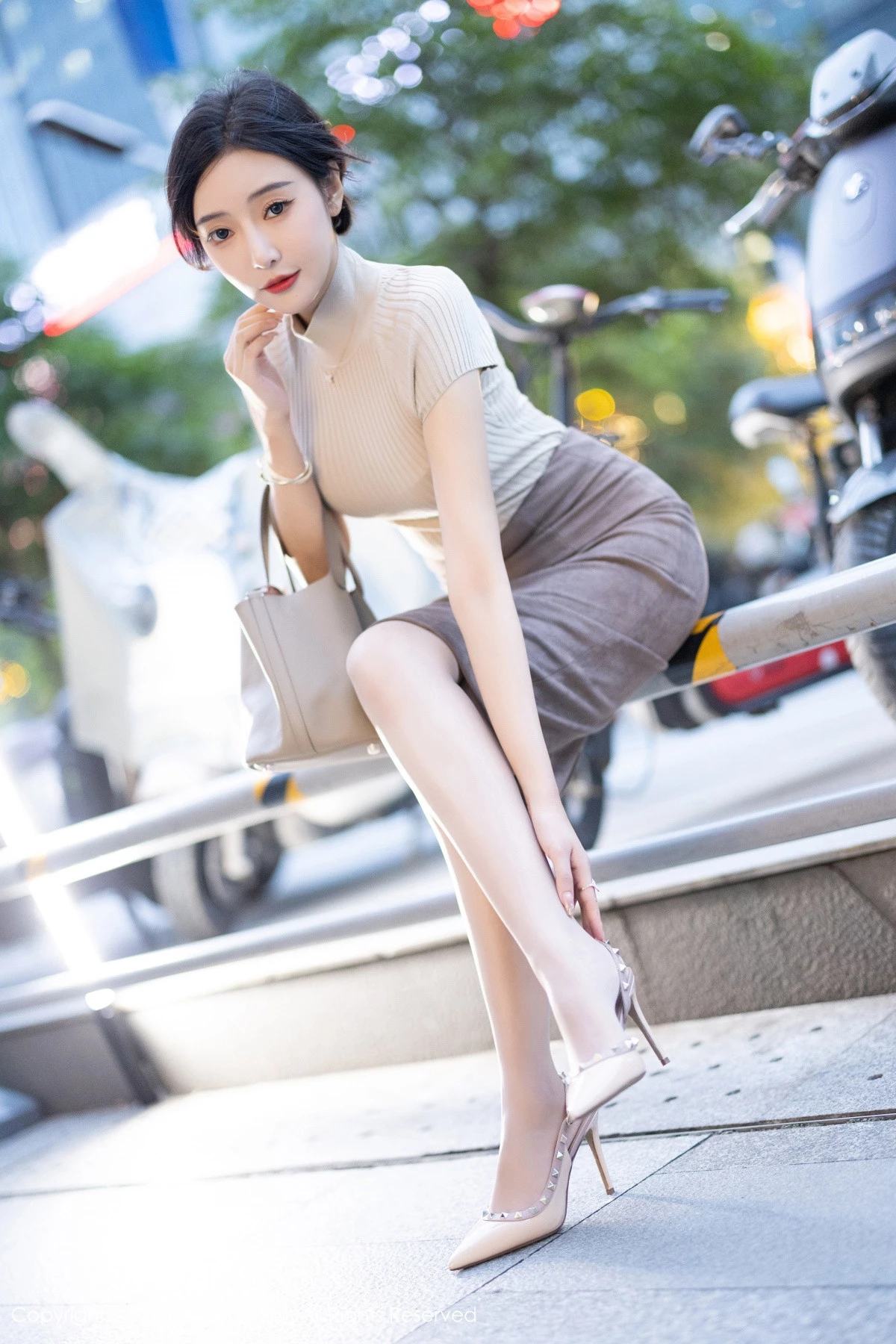 [[XiuRen秀人网]秀人网]No.8741_女神王馨瑶yanni浅色上衣配短裙露闪亮肉丝秀丰满身姿诱惑写真80P
