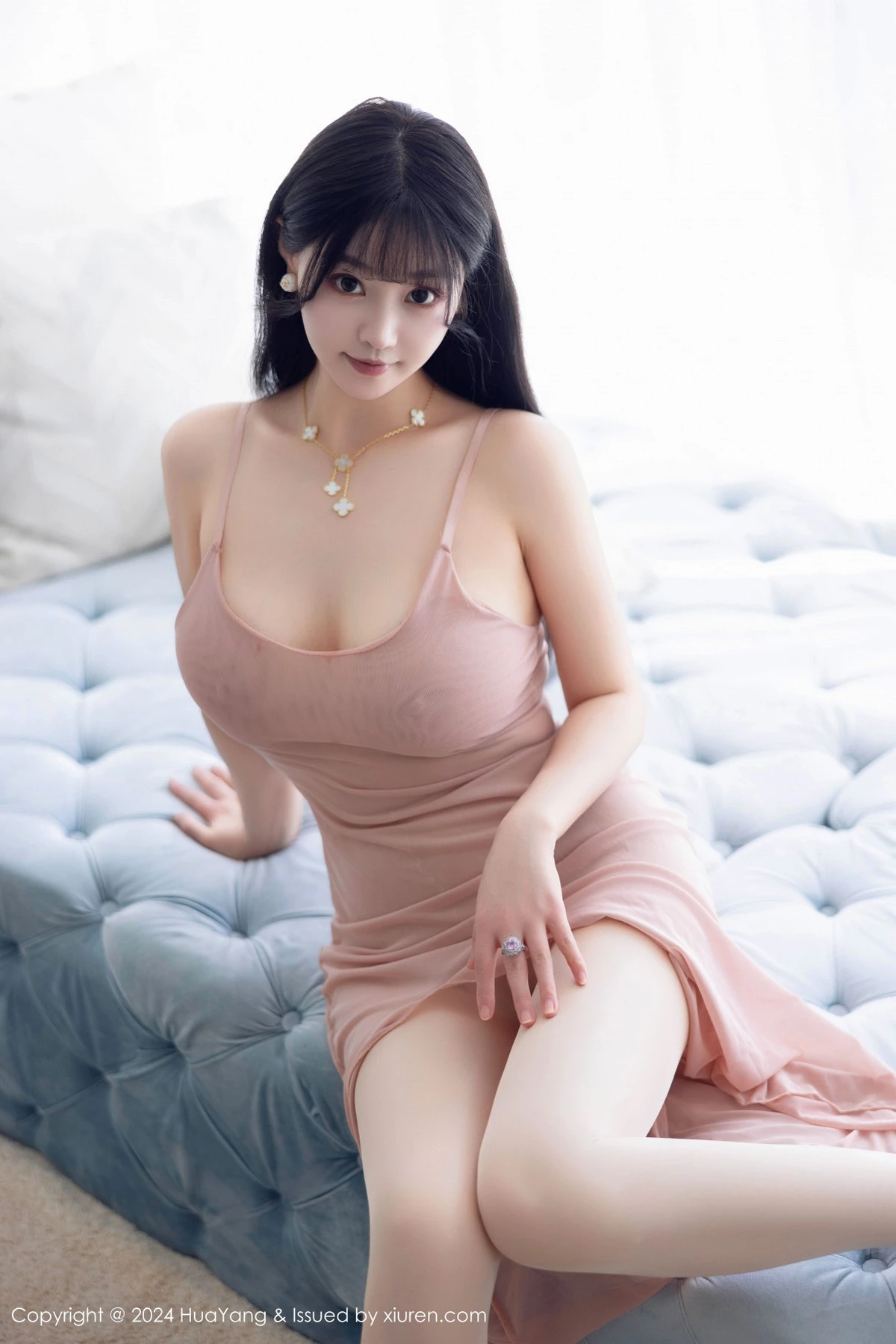 [HuaYang花漾]Vol.595_女神朱可儿Flora性感粉色吊带配超薄无内肉丝秀雪峰美臀诱惑写真80P