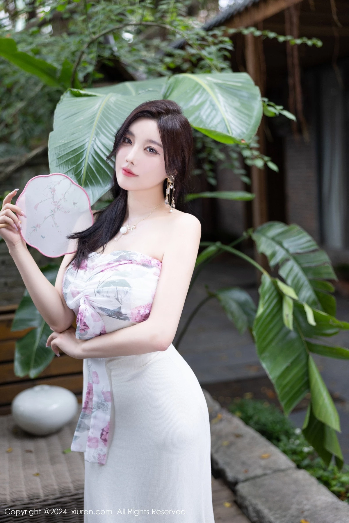 [[XiuRen秀人网]秀人网]No.8926_女神杨晨晨Yome性感浅色连衣裙配开档肉丝秀完美身材诱惑写真80P