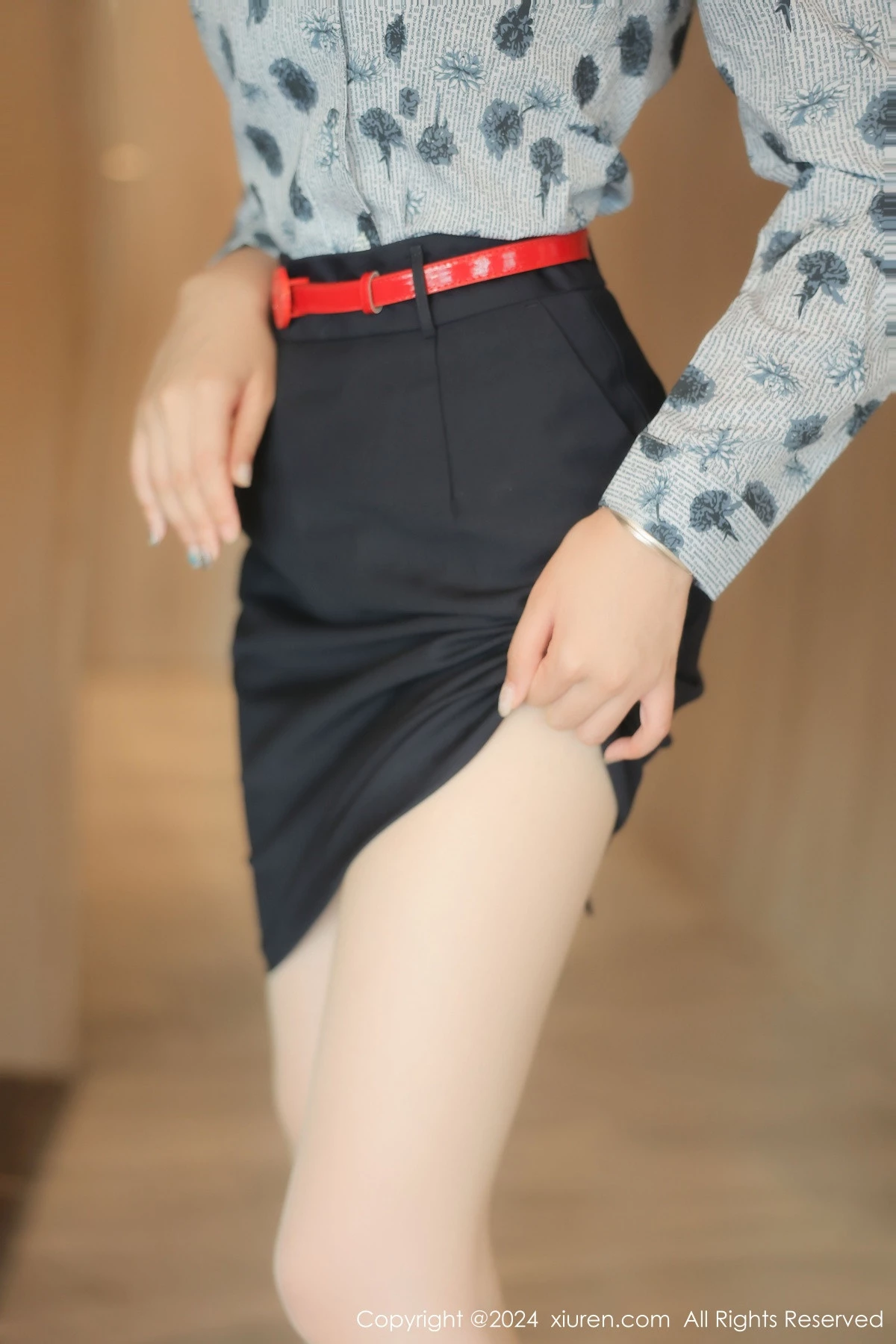 [[XiuRen秀人网]秀人网]No.8919_新人模特袁圆空姐服饰露黑色内衣配原色丝袜秀曼妙身姿诱惑写真84P