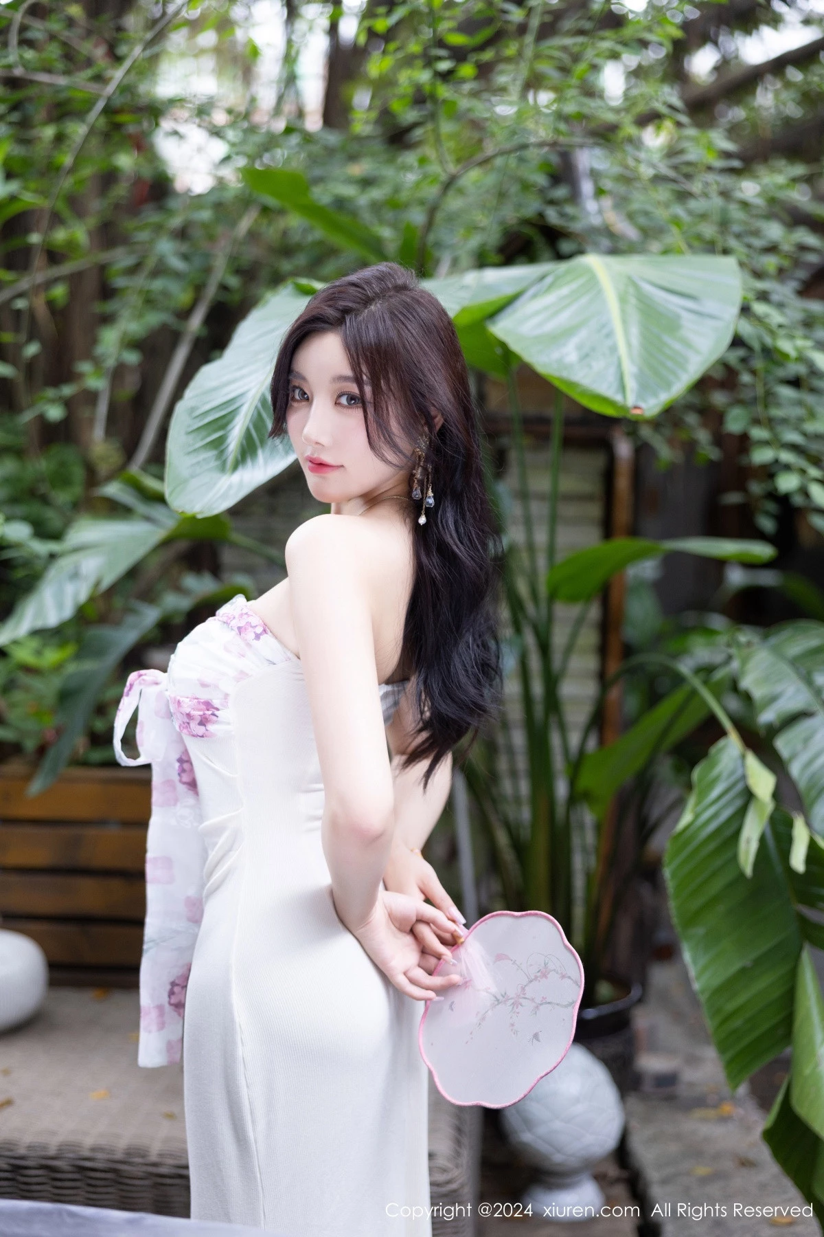 [[XiuRen秀人网]秀人网]No.8926_女神杨晨晨Yome性感浅色连衣裙配开档肉丝秀完美身材诱惑写真80P