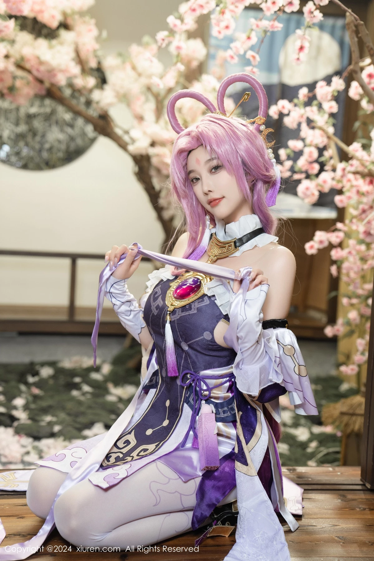 [[XiuRen秀人网]秀人网]No.8943_女神杨晨晨Yome性感紫色Cosplay服饰配白丝袜秀丰满身材诱惑写真79P