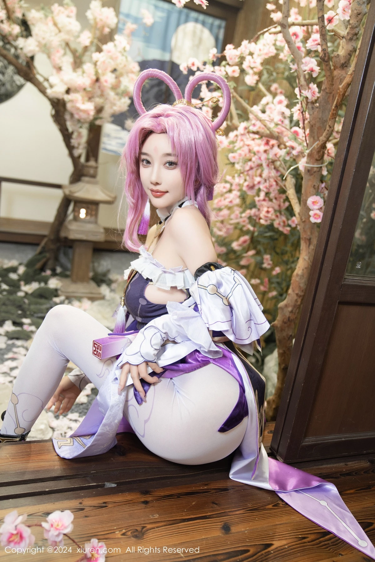 [[XiuRen秀人网]秀人网]No.8943_女神杨晨晨Yome性感紫色Cosplay服饰配白丝袜秀丰满身材诱惑写真79P