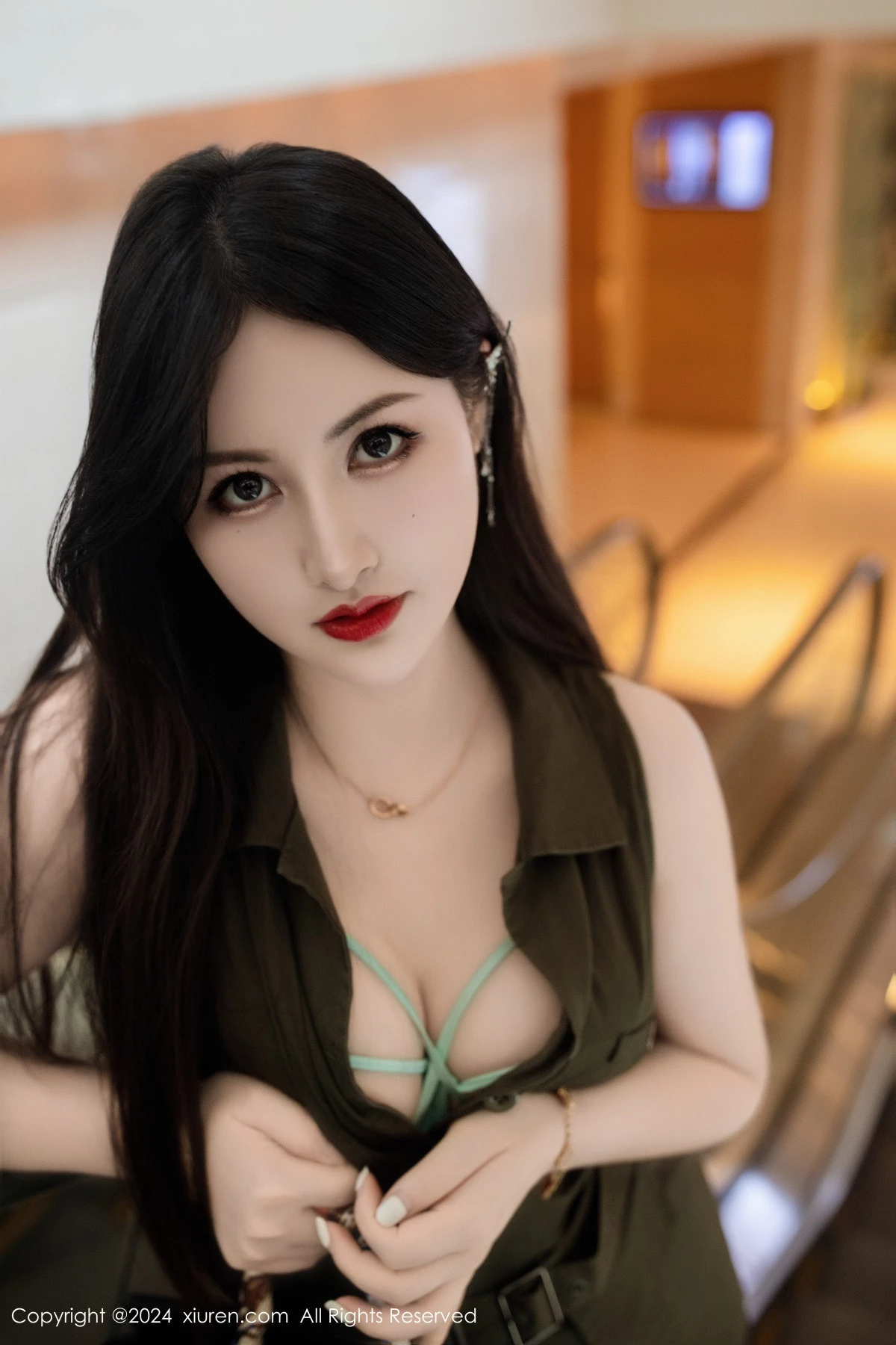 [[XiuRen秀人网]秀人网]No.8940_模特诗诗kiki深色连衣裙露性感内衣配原色丝袜秀丰腴身姿诱惑写真72P