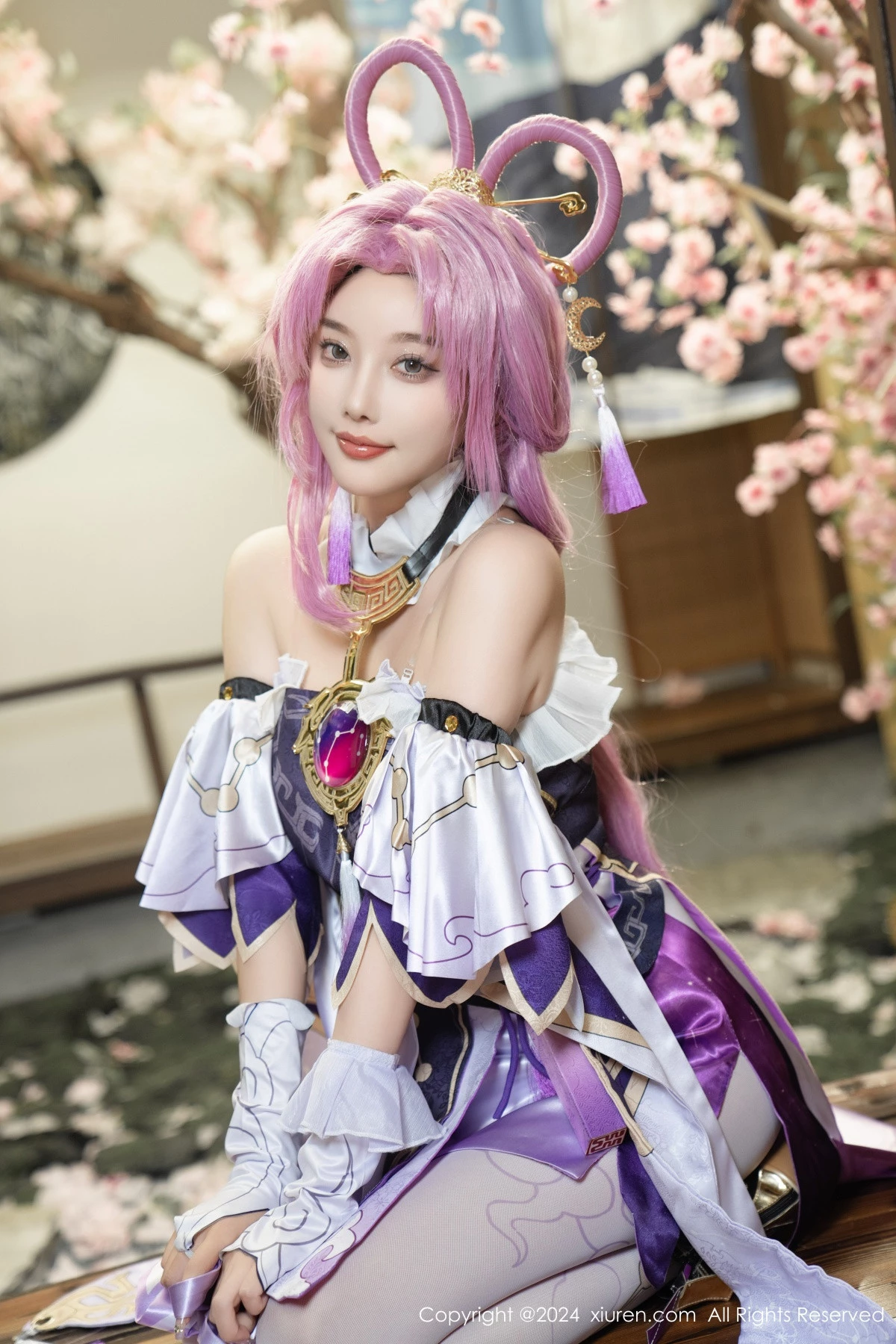 [[XiuRen秀人网]秀人网]No.8943_女神杨晨晨Yome性感紫色Cosplay服饰配白丝袜秀丰满身材诱惑写真79P
