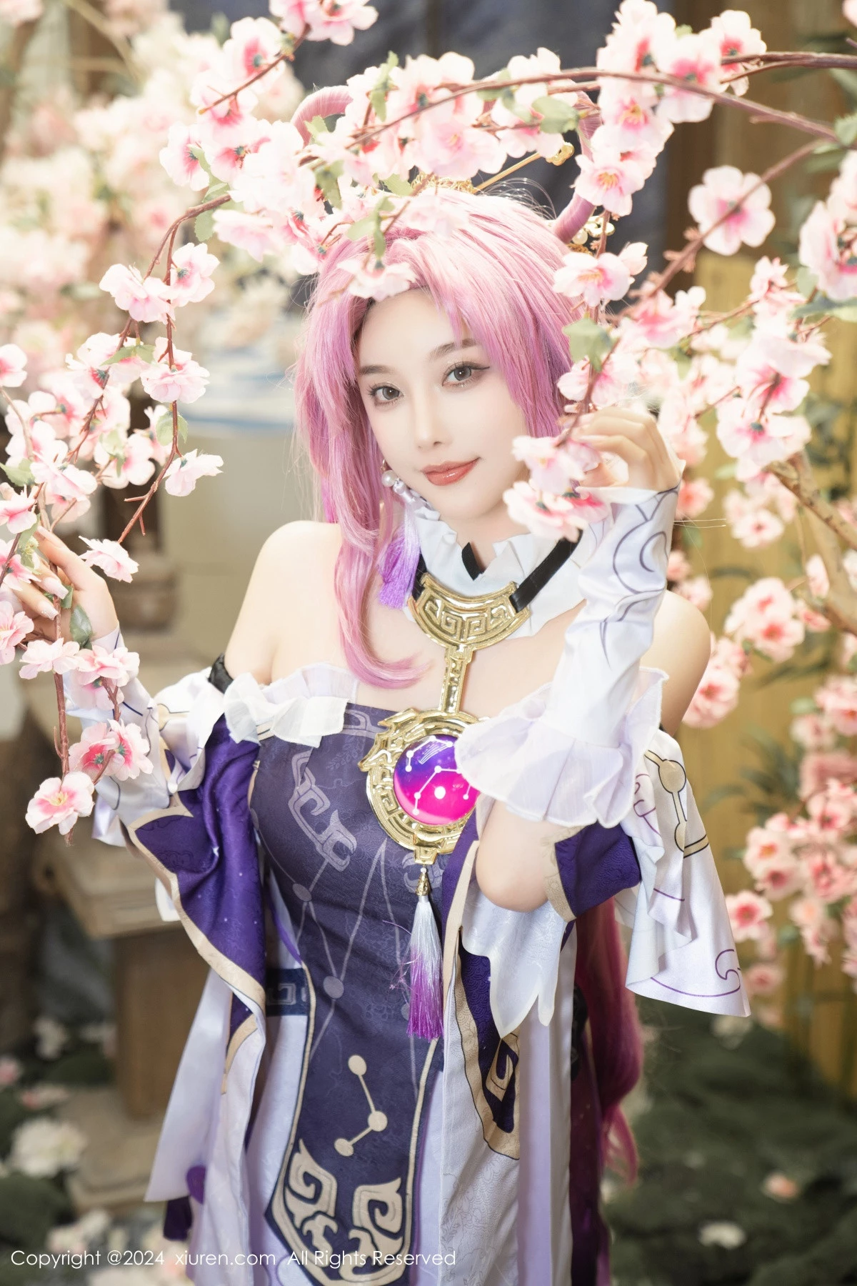 [[XiuRen秀人网]秀人网]No.8943_女神杨晨晨Yome性感紫色Cosplay服饰配白丝袜秀丰满身材诱惑写真79P