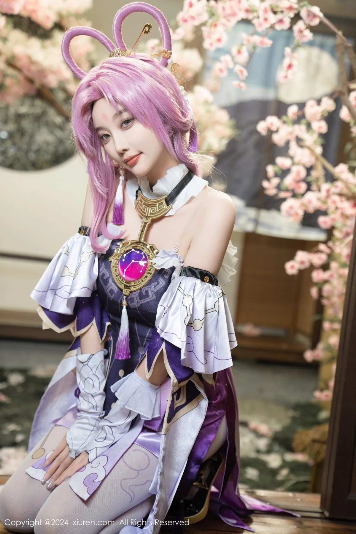 [[XiuRen秀人网]秀人网]No.8943_女神杨晨晨Yome性感紫色Cosplay服饰配白丝袜秀丰满身材诱惑写真79P