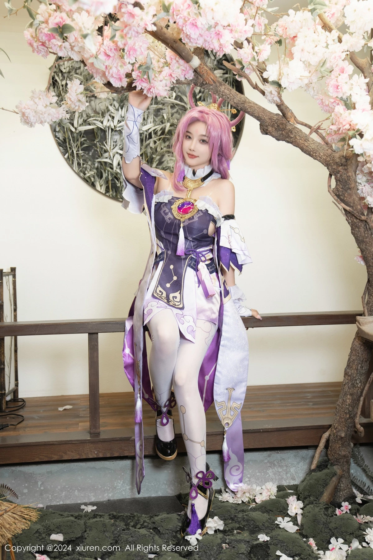 [[XiuRen秀人网]秀人网]No.8943_女神杨晨晨Yome性感紫色Cosplay服饰配白丝袜秀丰满身材诱惑写真79P