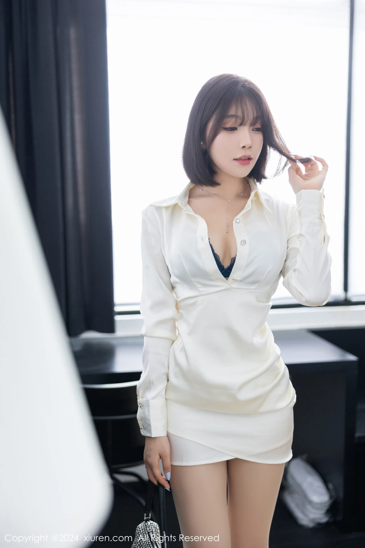 [[XiuRen秀人网]秀人网]No.8963_女神徐莉芝Booty性感白色服饰露蓝色内衣配白丝袜迷人诱惑写真87P