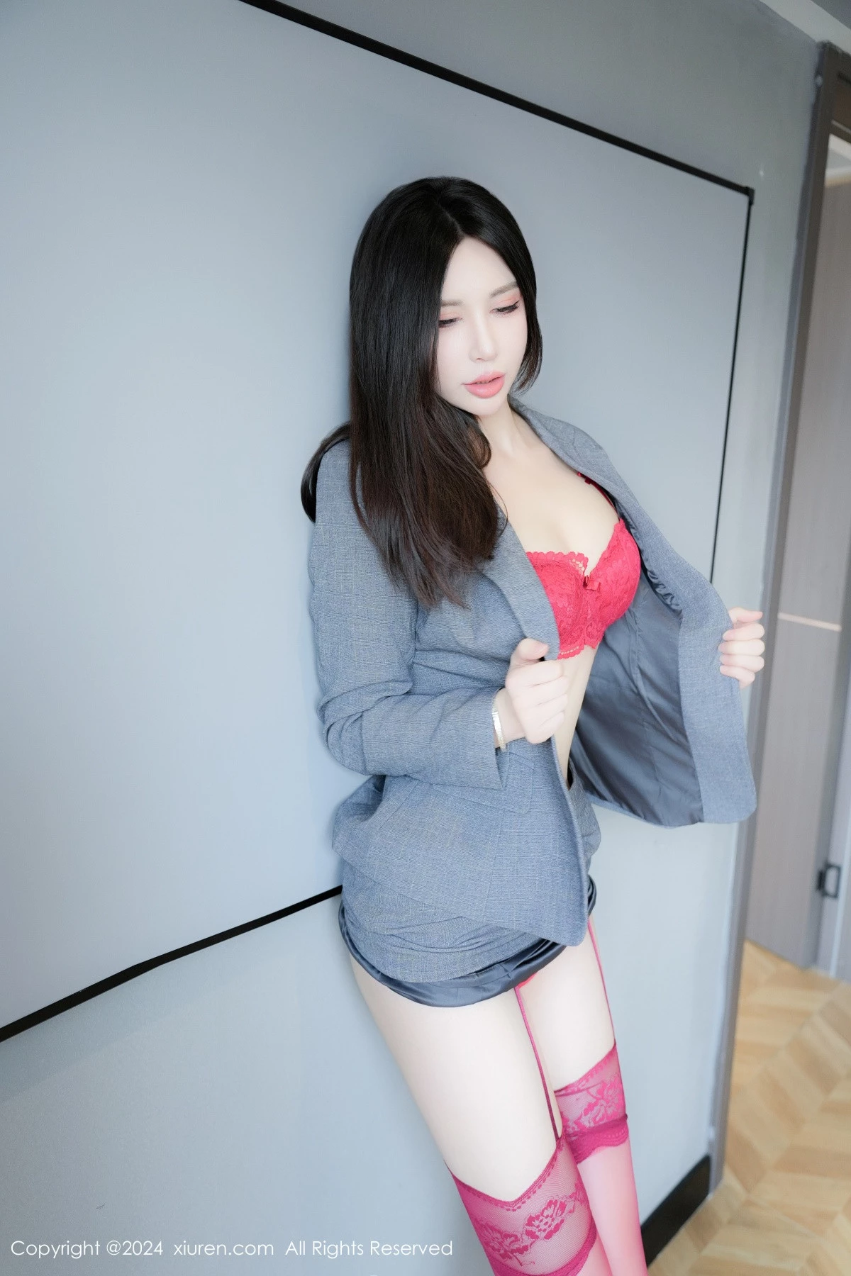[[XiuRen秀人网]秀人网]No.8967_模特曼柔性感西服露红色蕾丝内衣配红丝吊袜秀曼妙身姿诱惑写真80P