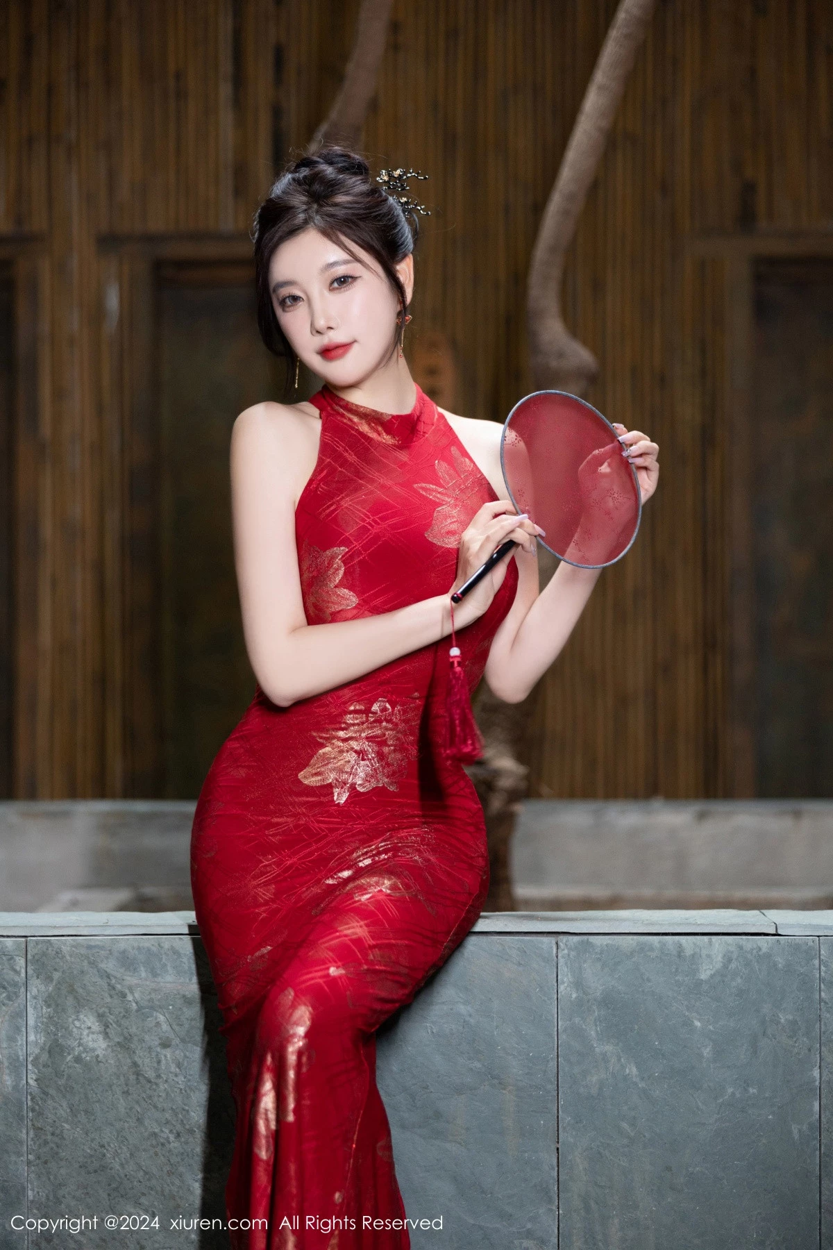 [[XiuRen秀人网]秀人网]No.8996_女神杨晨晨Yome性感红色长旗袍配黑丝吊袜秀丰腴身材诱惑写真81P