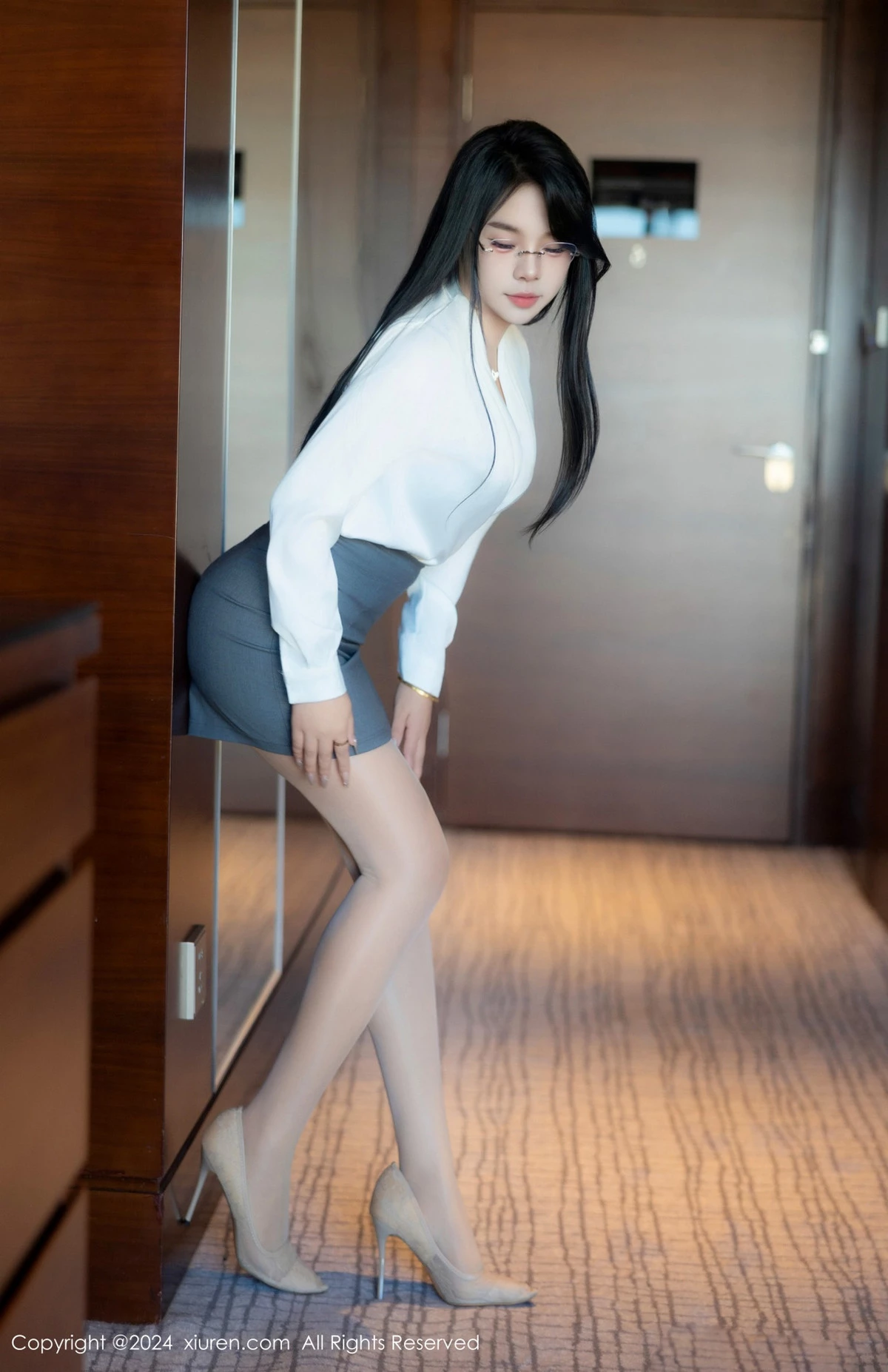 [[XiuRen秀人网]秀人网]No.8989_新人模特麦田性感白色OL服饰露蓝色内衣配超薄肉丝撩人诱惑写真83P