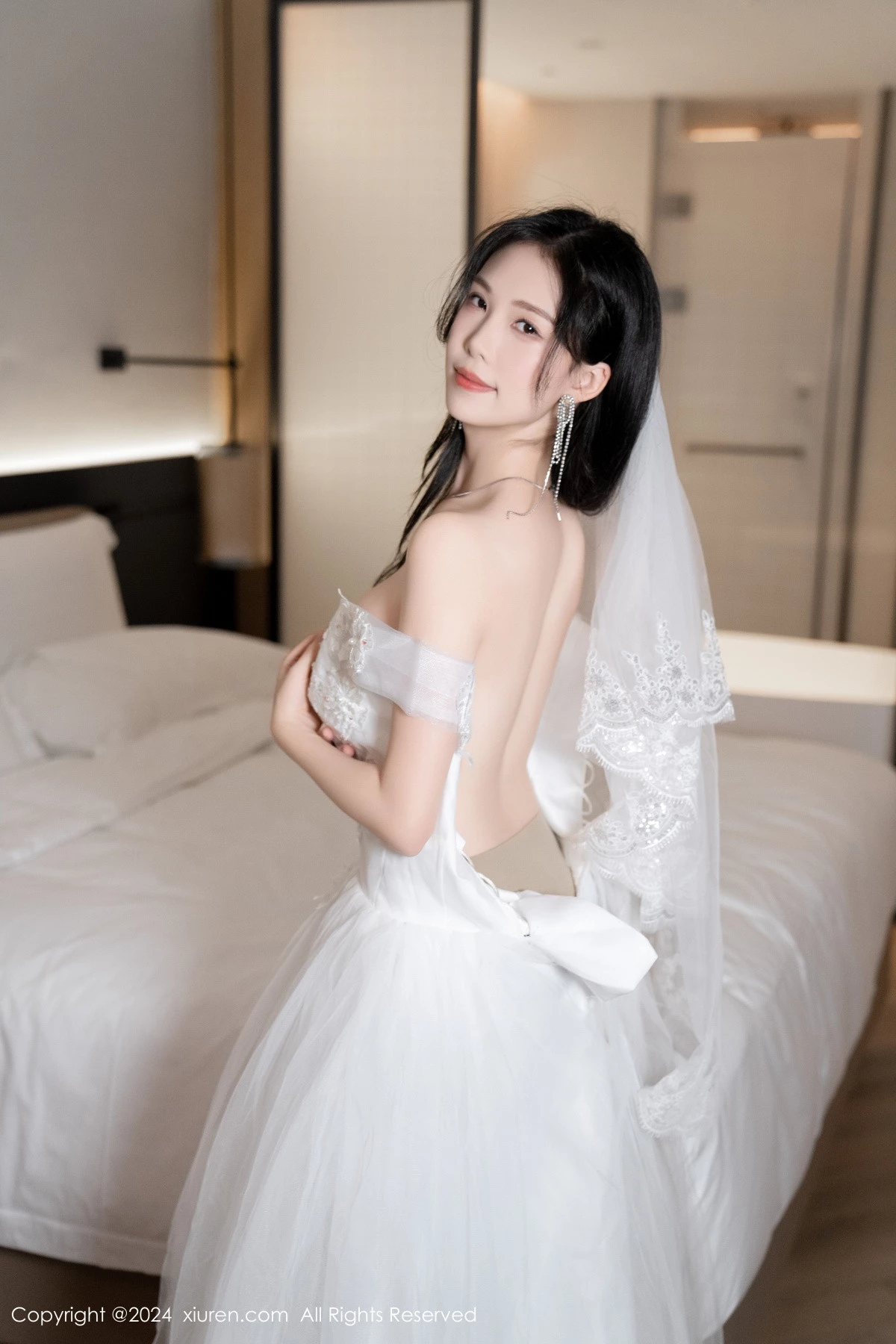 [[XiuRen秀人网]秀人网]No.8998_模特利世浴室场景性感白色婚纱配超薄肉丝秀完美身材诱惑写真100P