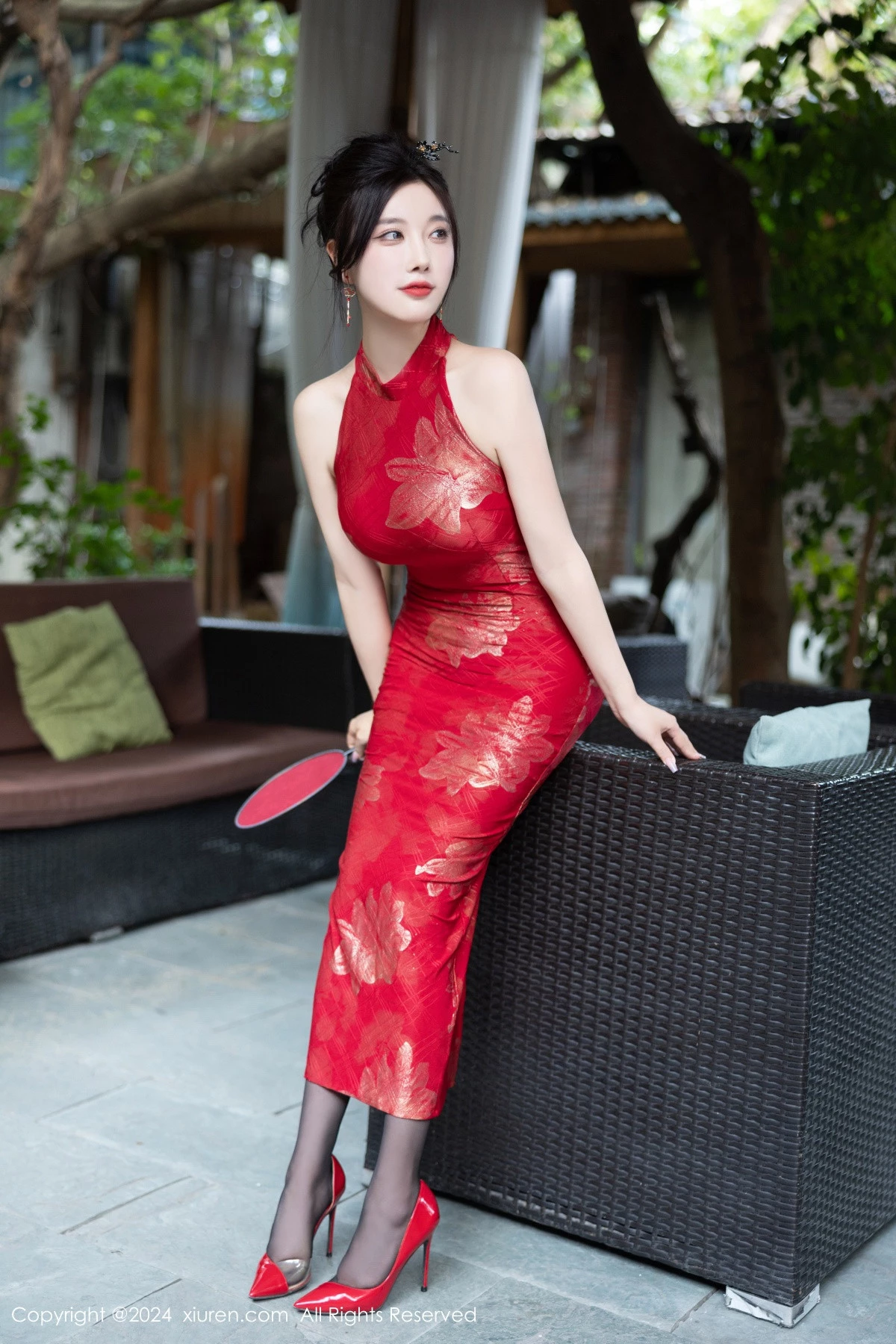 [[XiuRen秀人网]秀人网]No.8996_女神杨晨晨Yome性感红色长旗袍配黑丝吊袜秀丰腴身材诱惑写真81P