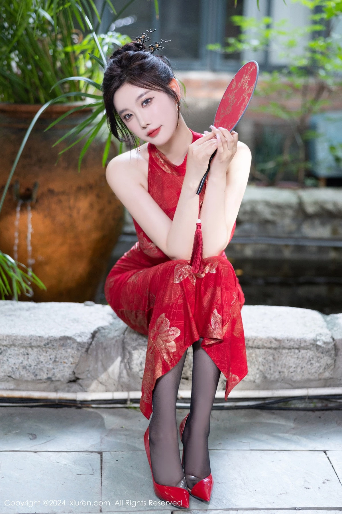 [[XiuRen秀人网]秀人网]No.8996_女神杨晨晨Yome性感红色长旗袍配黑丝吊袜秀丰腴身材诱惑写真81P
