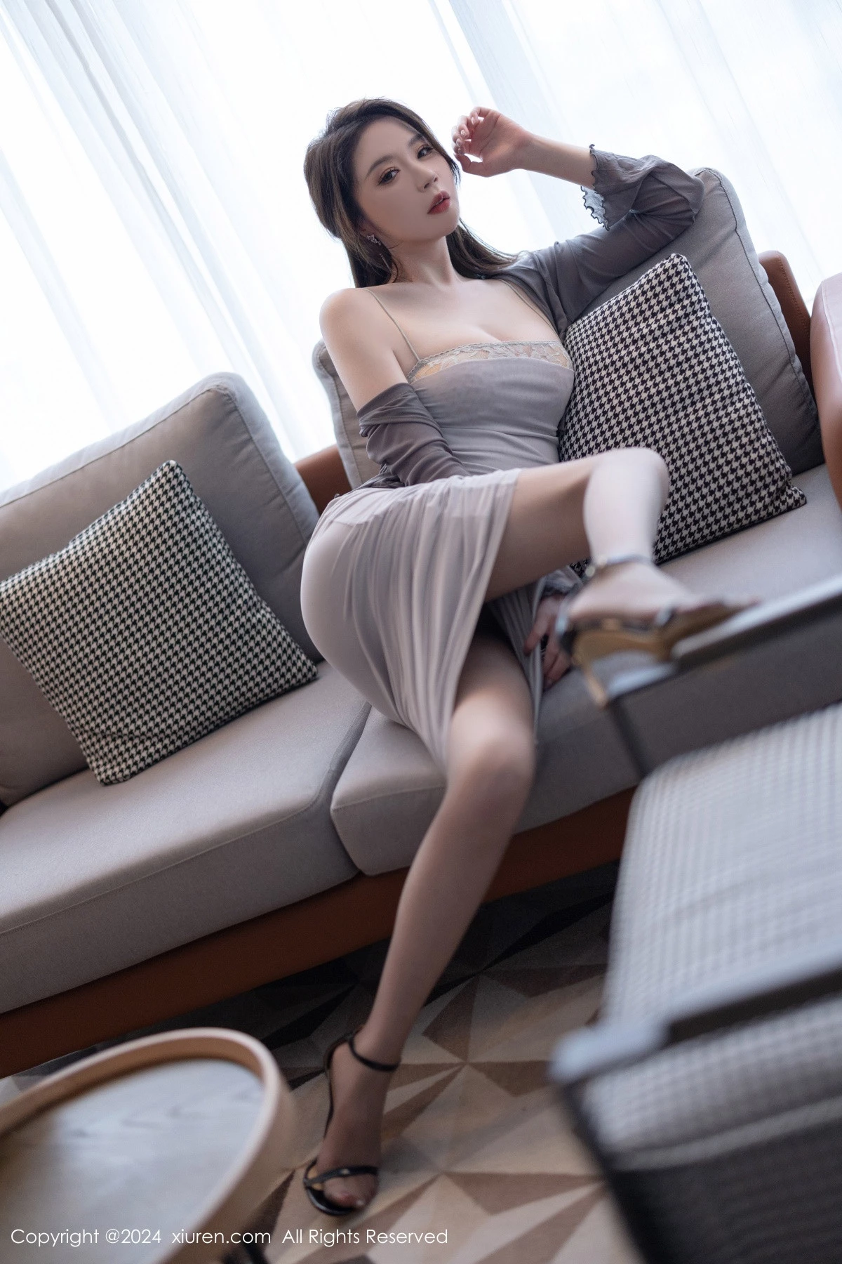 [[XiuRen秀人网]秀人网]No.9007_模特梦心玥性感灰色吊带裙配超薄无内黑丝秀曼妙身姿诱惑写真100P