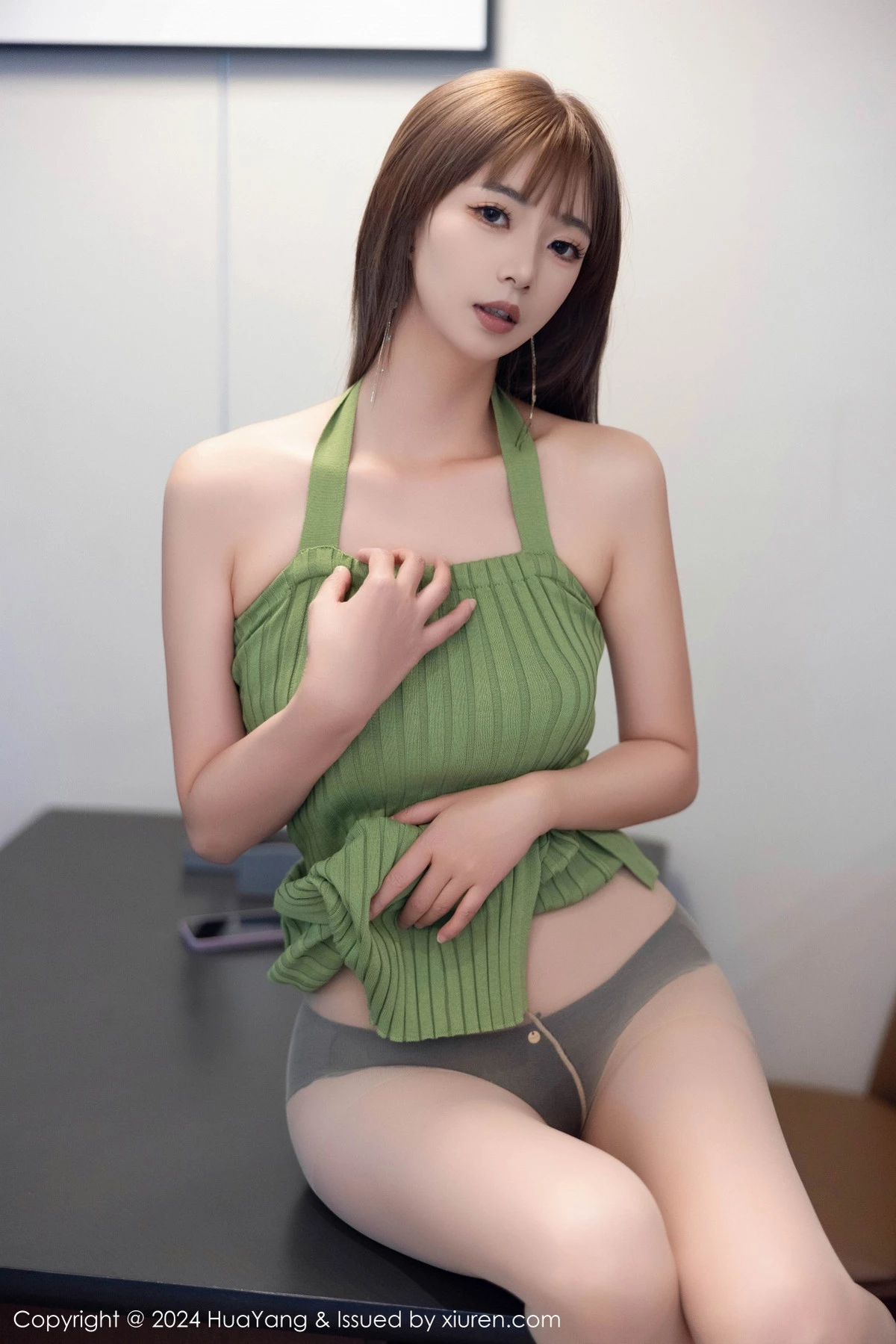 [HuaYang花漾]Vol.600_女神宋-kiki性感绿色连衣短裙配超薄灰丝秀丰腴身材完美诱惑写真74P